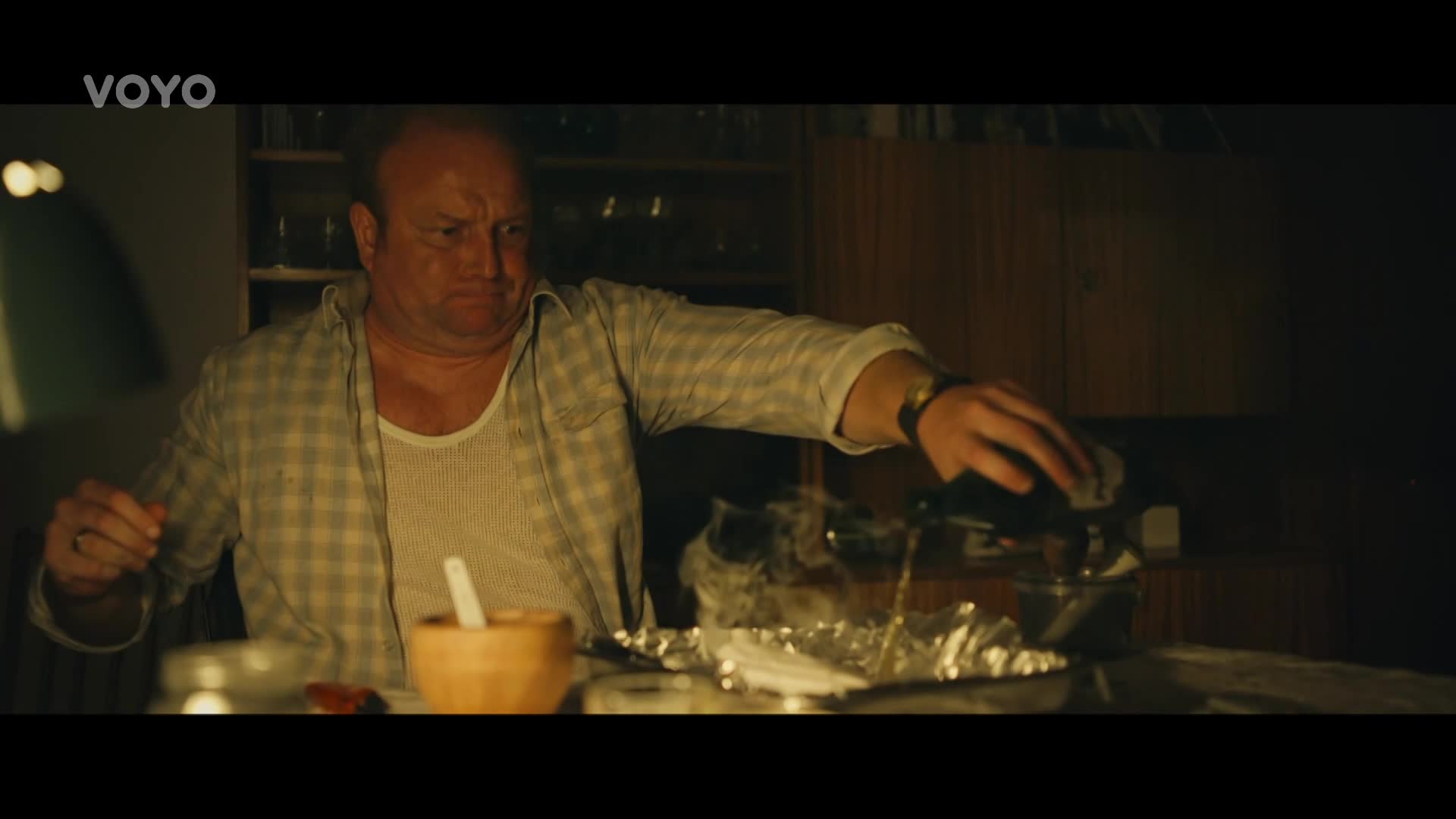 Film Invalida vás vrátí do 90. let. Inspiruje se skutečnými mafiánskými praktikami