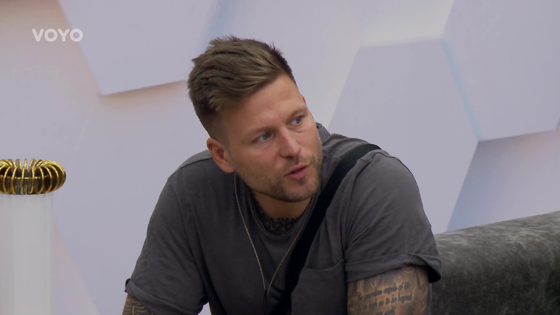 Rekapitulace: Stanislav začal cvičit, Katrin a Tarik se muchlovali ve sprše