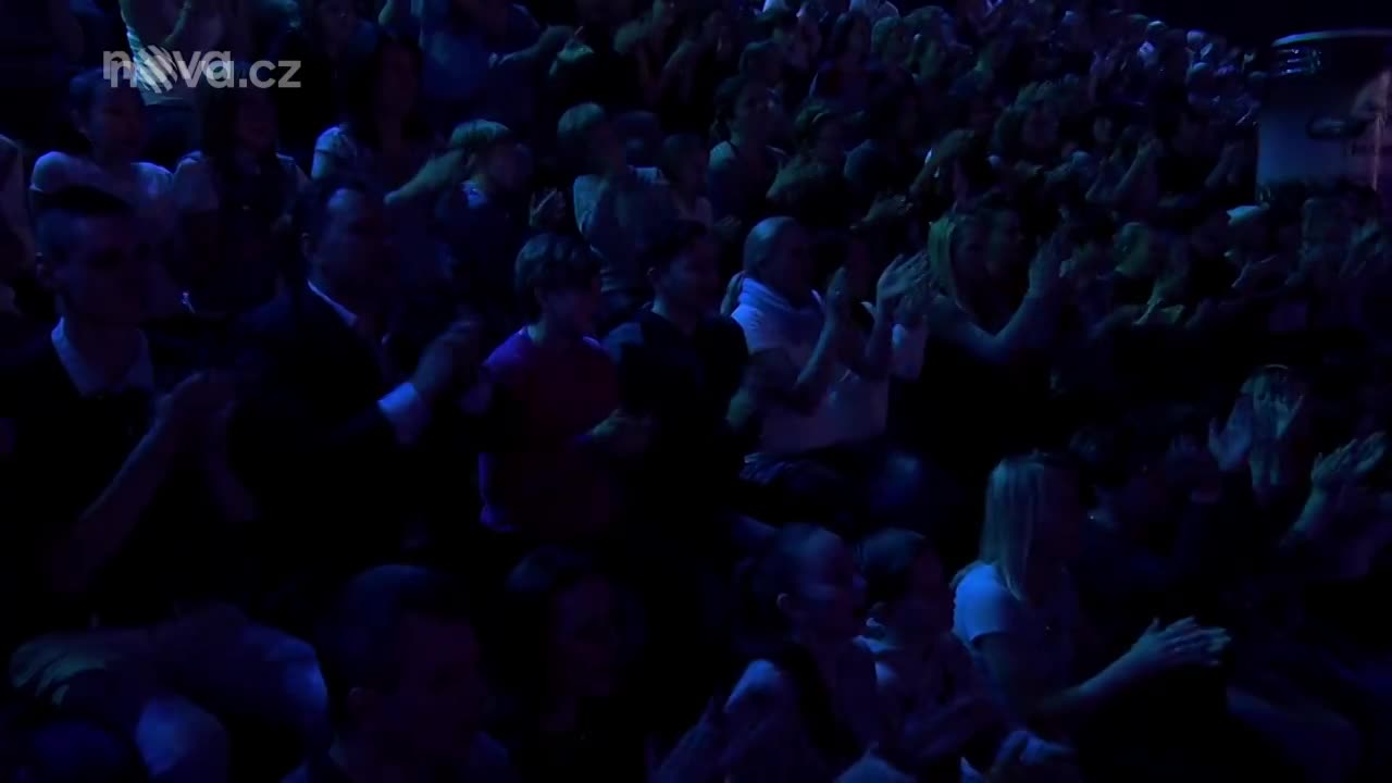 Tvoje tvář má známý hlas: Martin Dejdar a Karel Gott jako Karel Gott a Alphaville