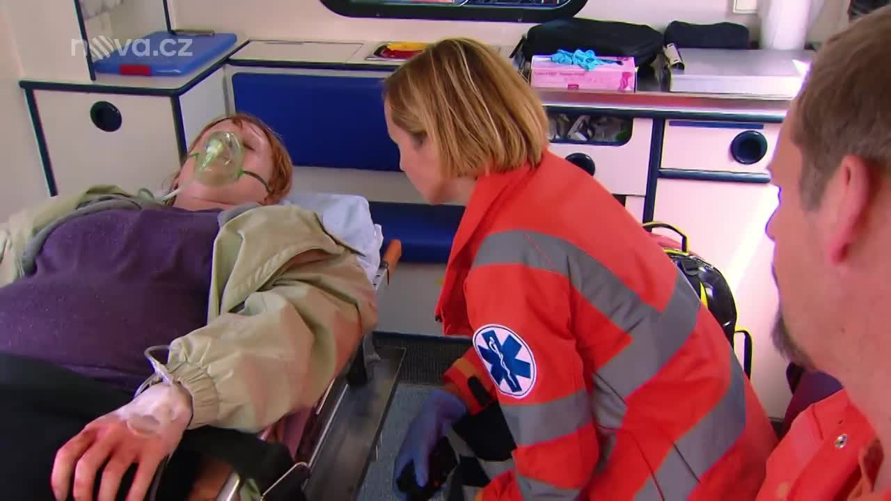 Hodila miminko do kontejneru! Zita s Hanákem bojují o život novorozence