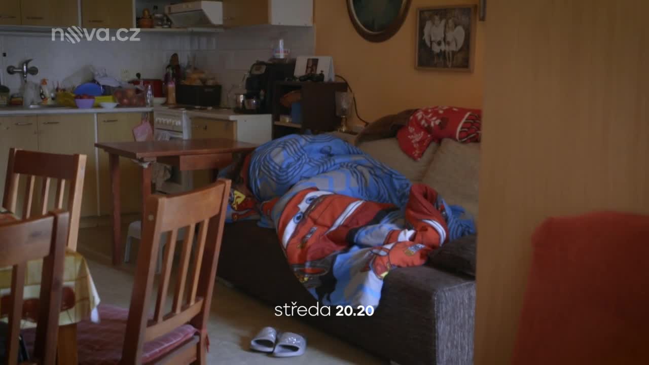Namísto hraček prášky a péče o trpící matku. Mise tentokrát pomůže malým dvojčatům