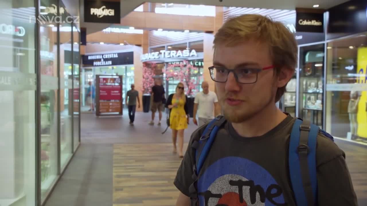 Ostrá kritika kolemjdoucích: Kamarádi z O 10 let mladší to schytali kvůli zanedbanému vzhledu