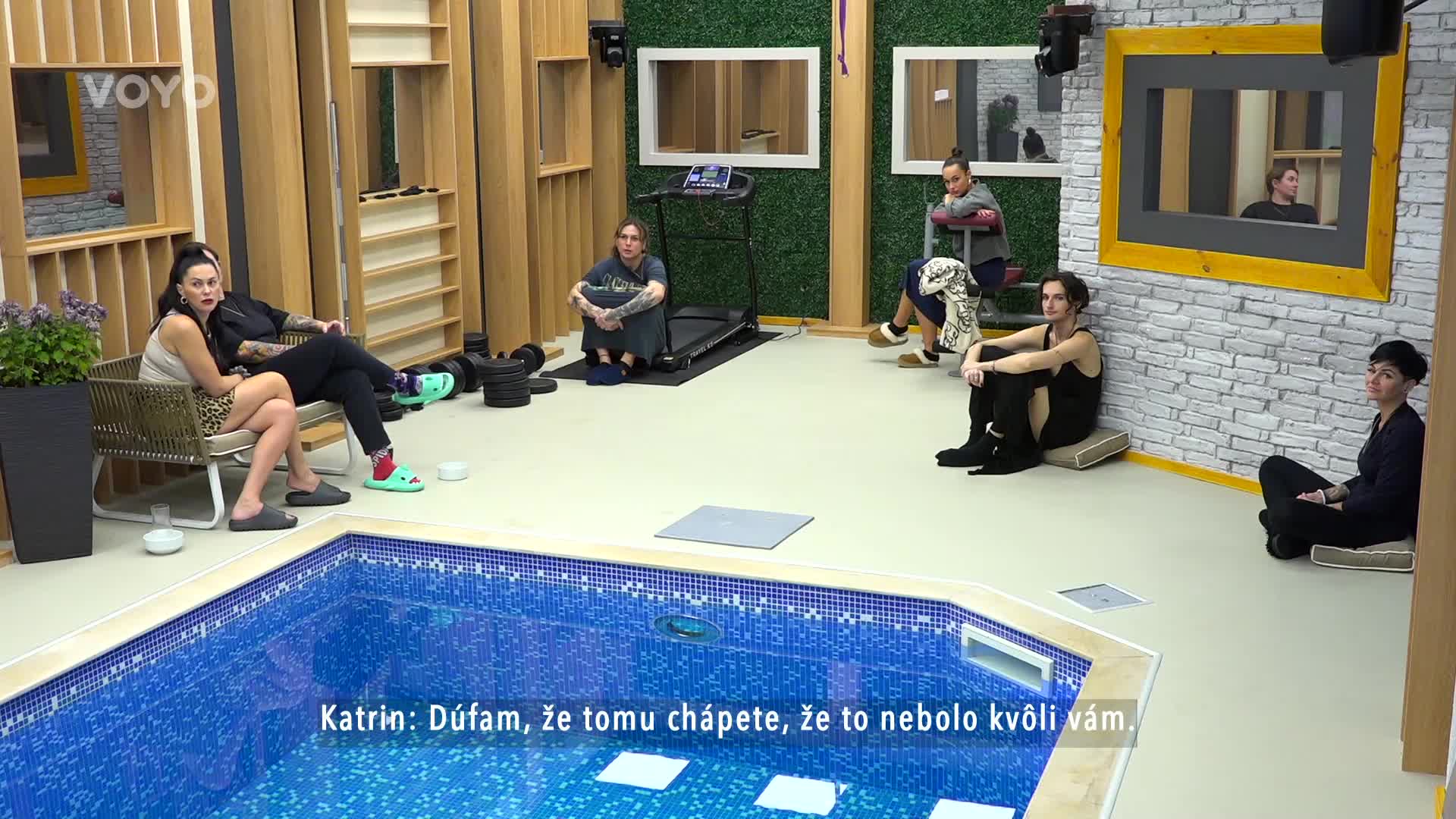Katrin téměř připravila spolubydlící o jídlo. Ella se do ní pořádně opřela