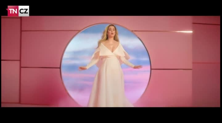 Katy Perry v novém klipu ukázala těhotenské bříško
