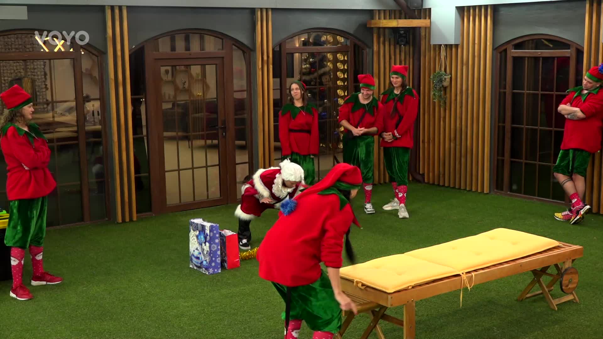 Rekapitulace: Překážková dráha, klobásy i jablka. Santa Franta dostal do těla