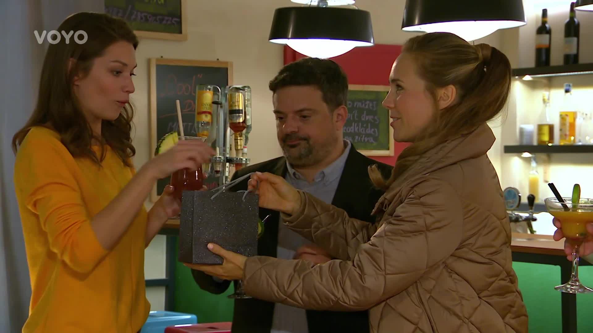 Sonina přetvářka v Ulici pokračuje. Po bonzování u starosty jde slavit s Magdou