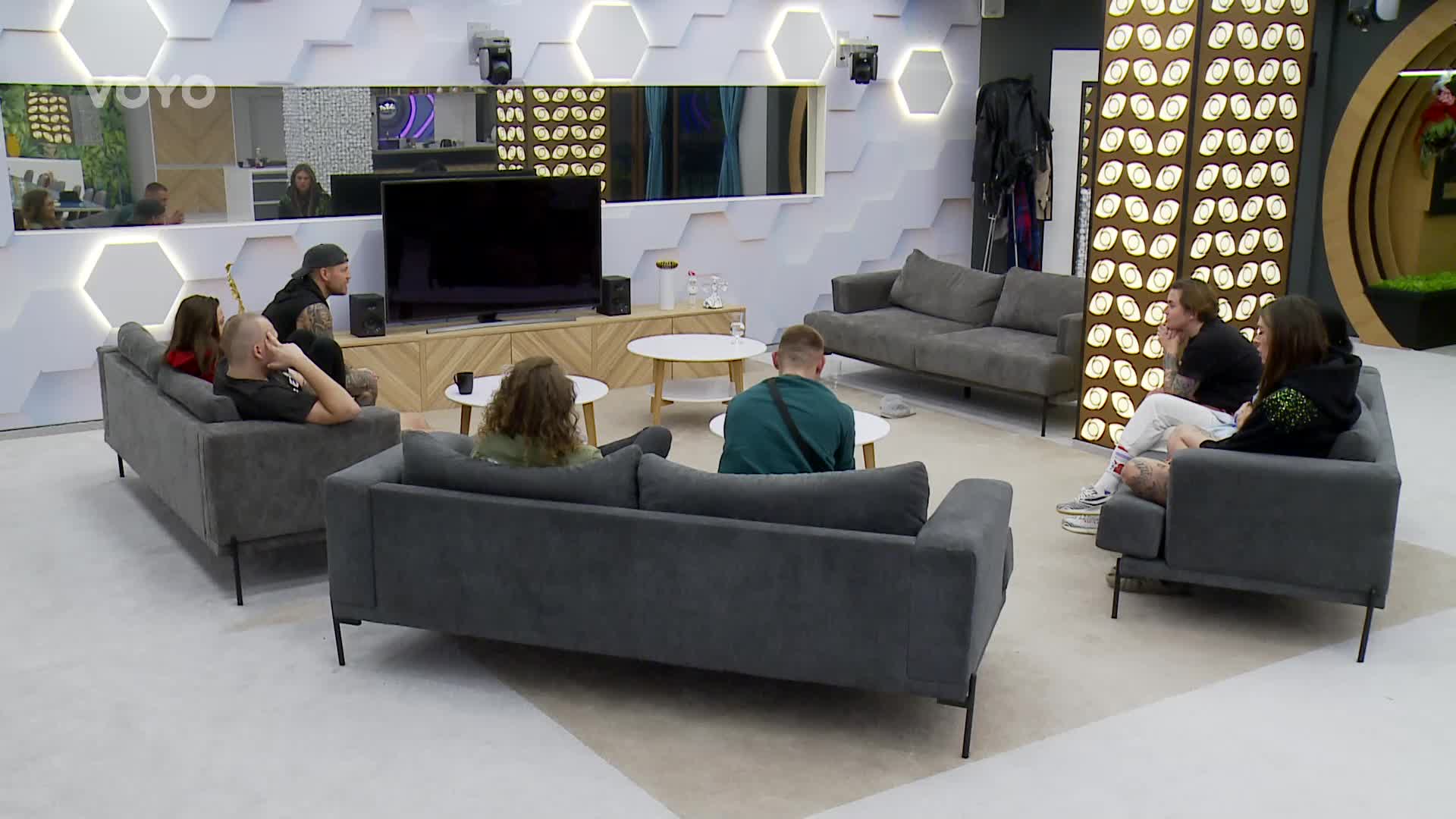 Ella dostala podpásovku od Big Brothera. Pustil jí rodinné video, které nemohla vidět