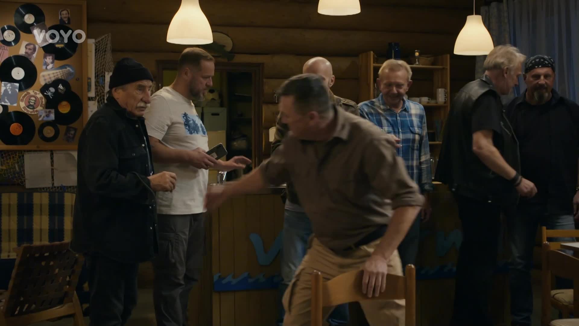 Bob dostane žhavý dárek: Vnadná striptérka jako překvapení v Jedné rodině