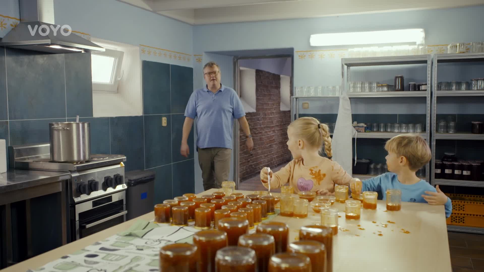 Karel má novou vášeň: Hlídání dětí. Petra z toho nadšená není