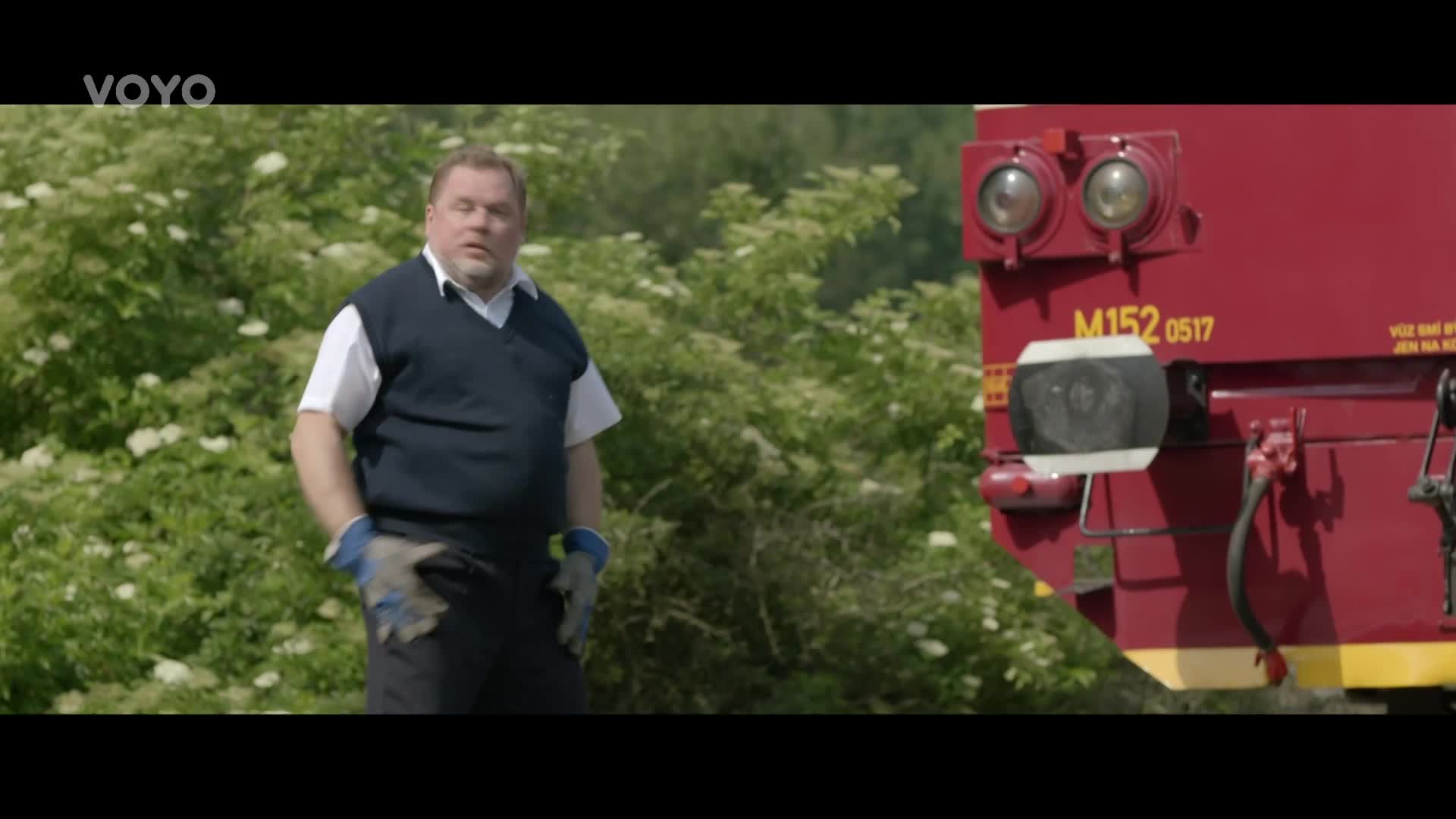 Film Mimořádná událost je plný absurdních odkazů: Nechybí noblesní funebrák ani první český terorista