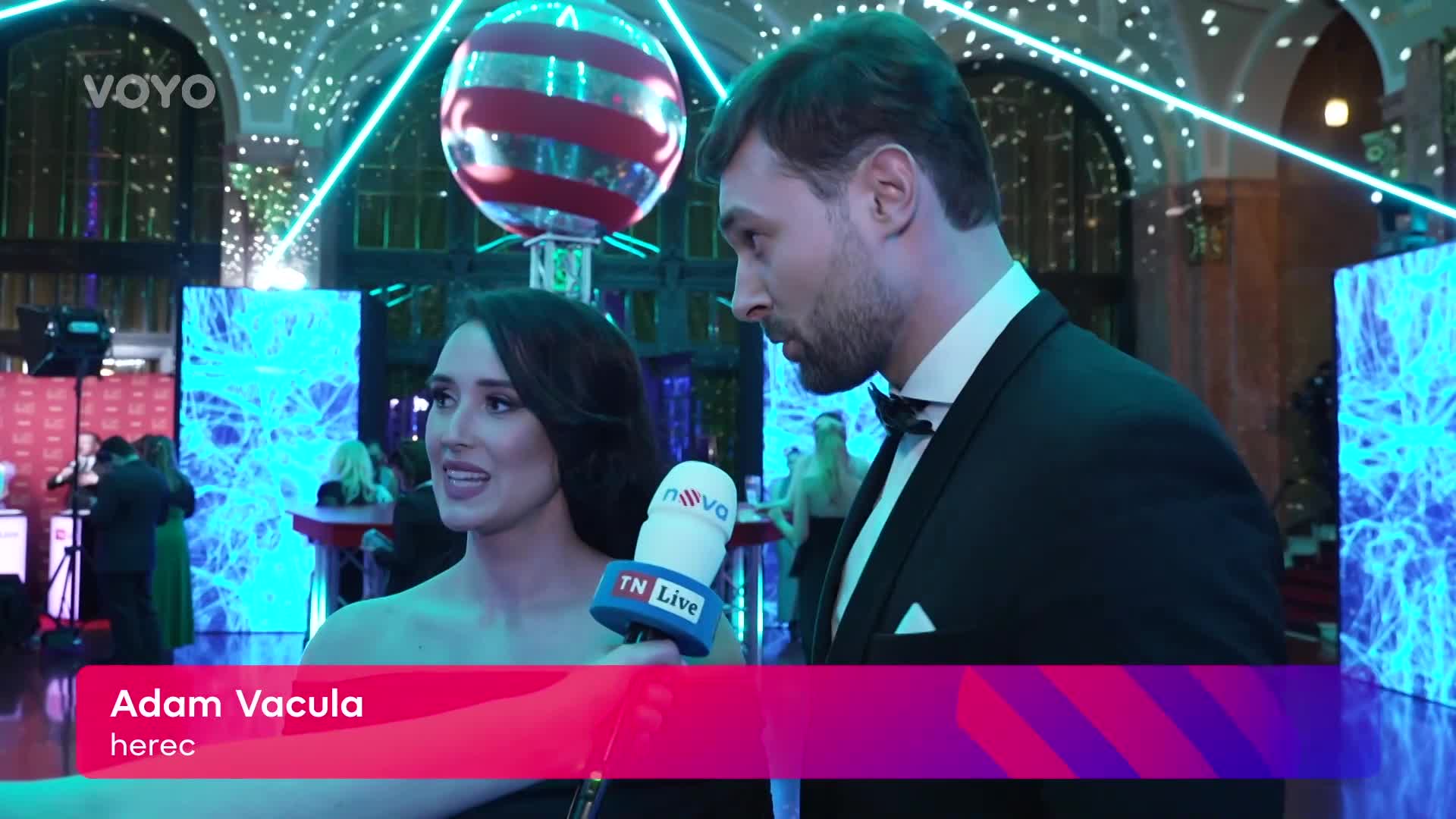 Zamilovaní Besky a Vacula ujíždějí na Výměně manželek. Z galavečera Novy spěchali k televizi