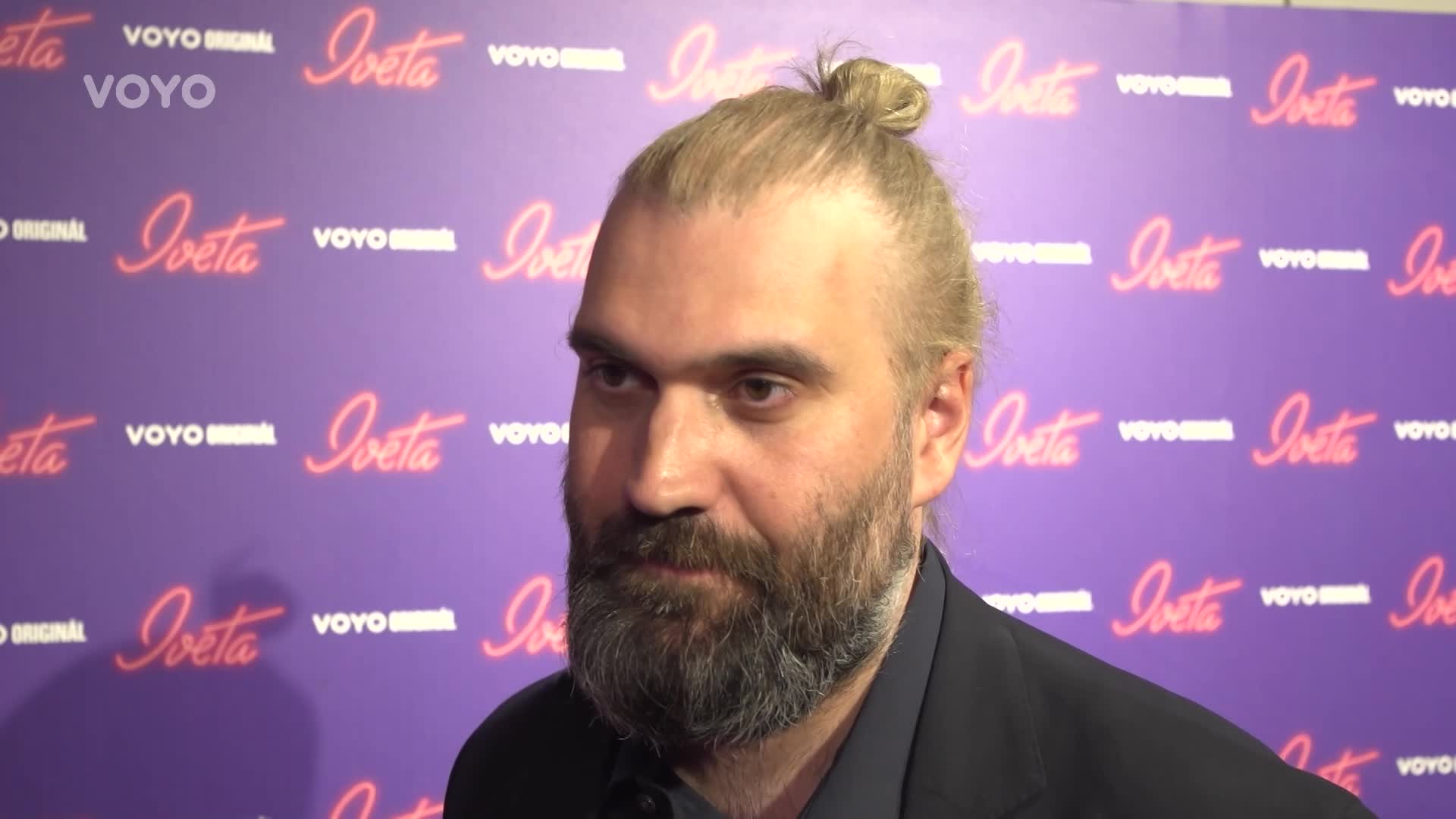 Režisér Mike Samir o přípravách na seriál Iveta: Přečetl jsem o Bartošové úplně všechno!