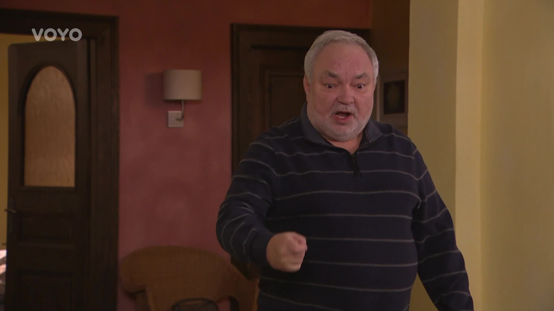 Lumírovi z Ulice něco neštymuje. Jeho máma ho nepustí do bytu, protože je nahá
