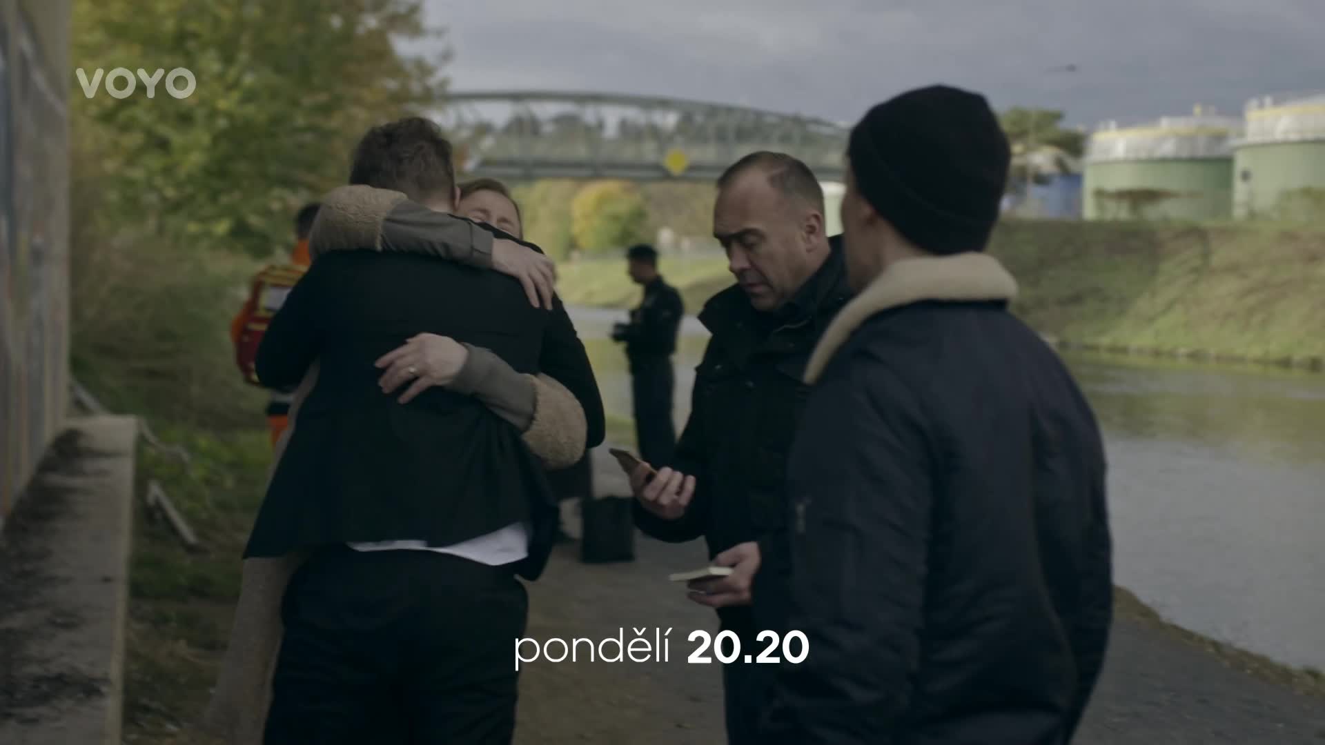Specialisté objeví na břehu řeky lidské tělo. To se následně začne hýbat