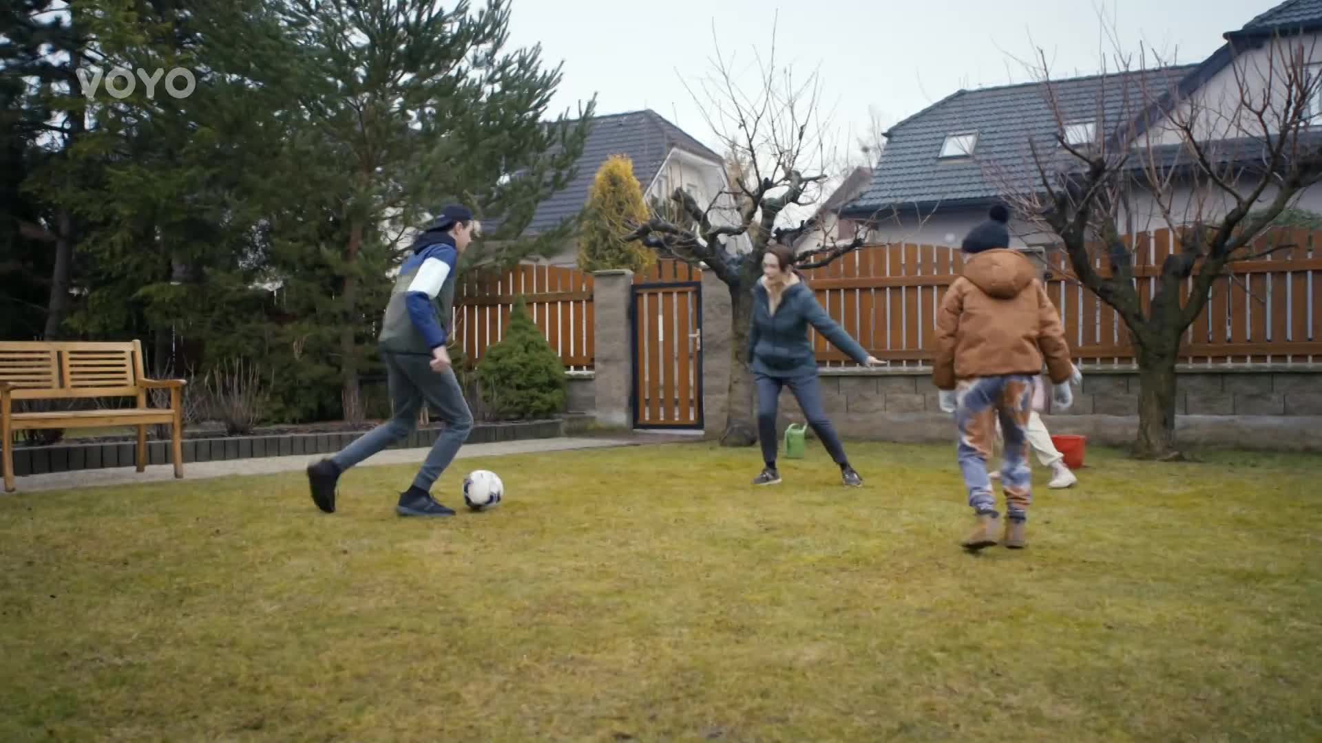 Fotbálek v Jedné rodině překazí střepy: Děti zaskočí Petřina reakce