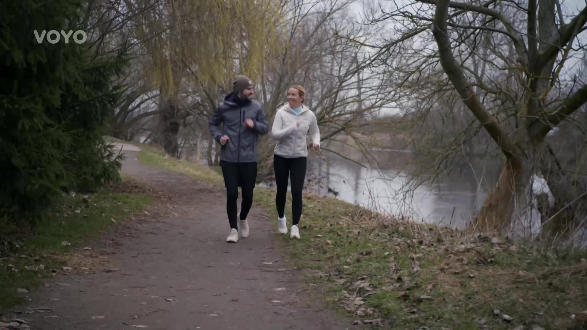 Beáta v Jedné rodině svádí Viléma. Ten protestuje, ale marně