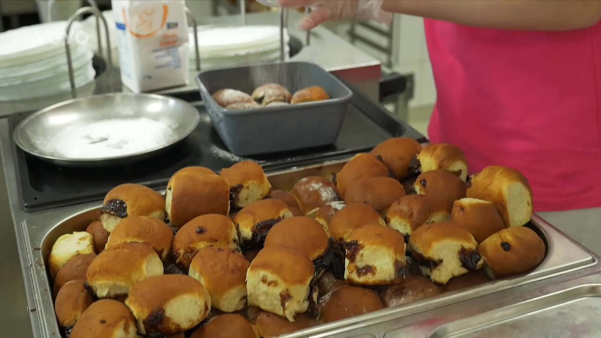 Modrý puding nebo boloňské špagety s čočkou. Vítěz MasterChefa vařil ve školní jídelně