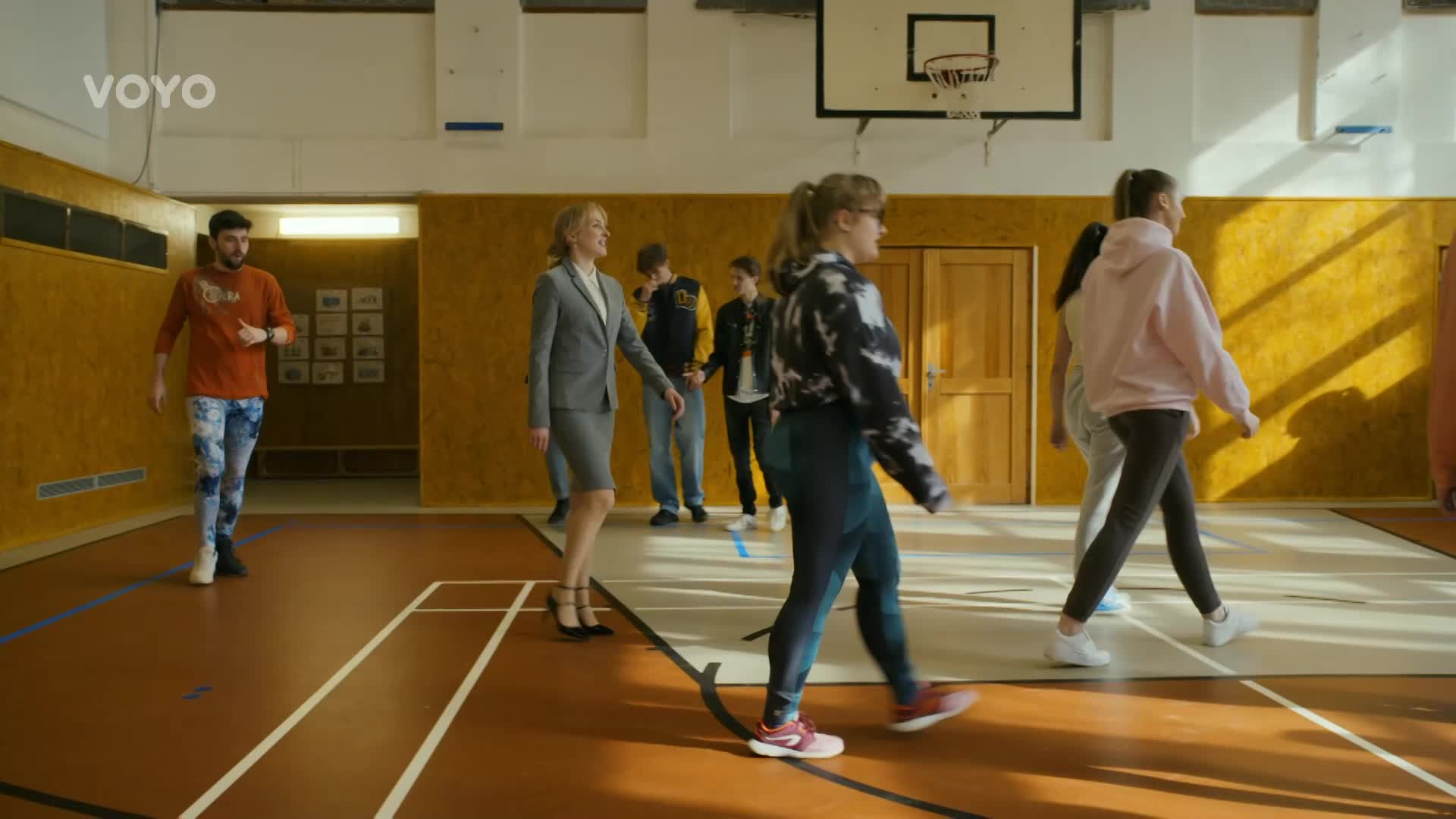 Ten má ale ránu: Vilém v dámských legínách odrovná studenty