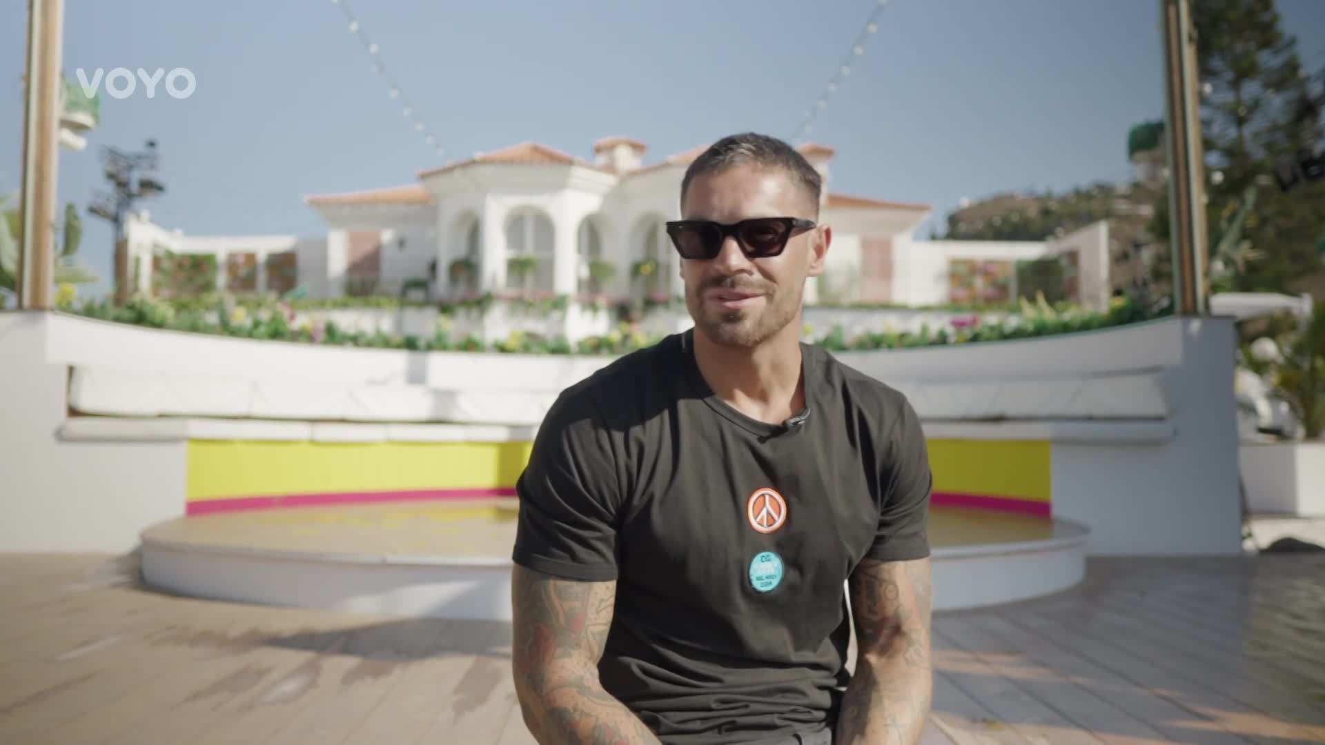 Adam Sedro po roce ve vile Love Islandu. Živě se mu vybavilo drama s Venis