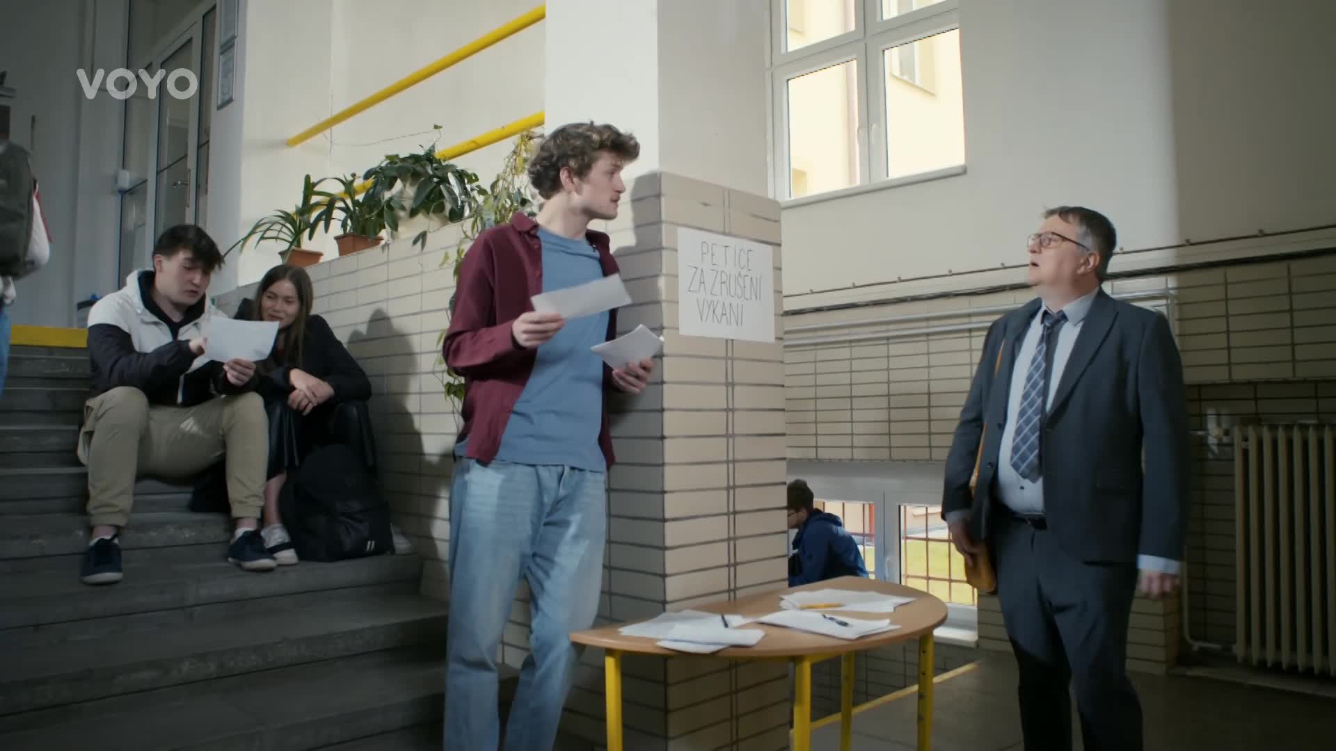 Vzpoura studentů v Jedné rodině: Karlovi z toho rupnou kalhoty