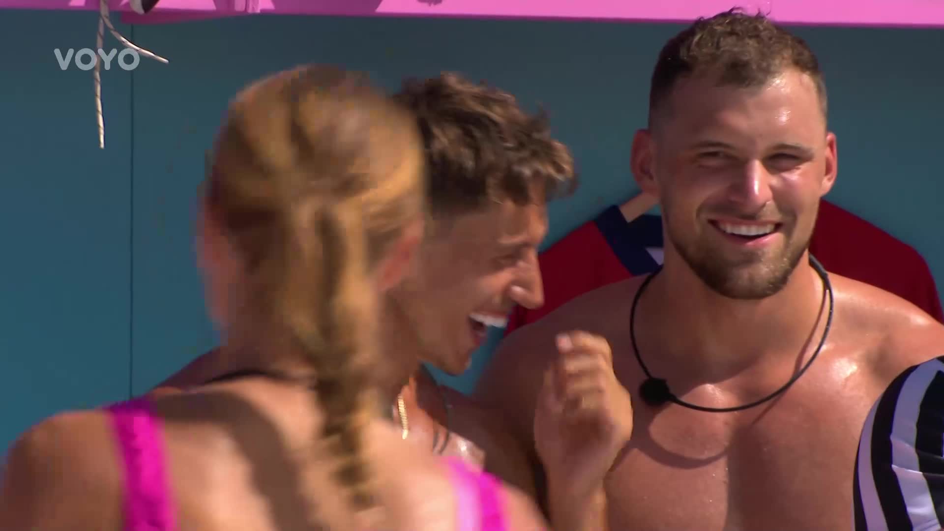 Adam si podmanil Tadeáše i Viky. Oběma vlepil sladký polibek