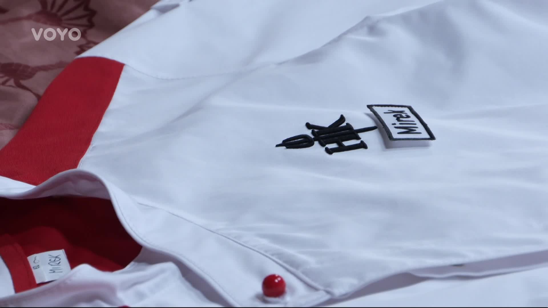 Mirek si brousí zoubky na červený tým. Jako samozvaný alfa samec si holky vychutná