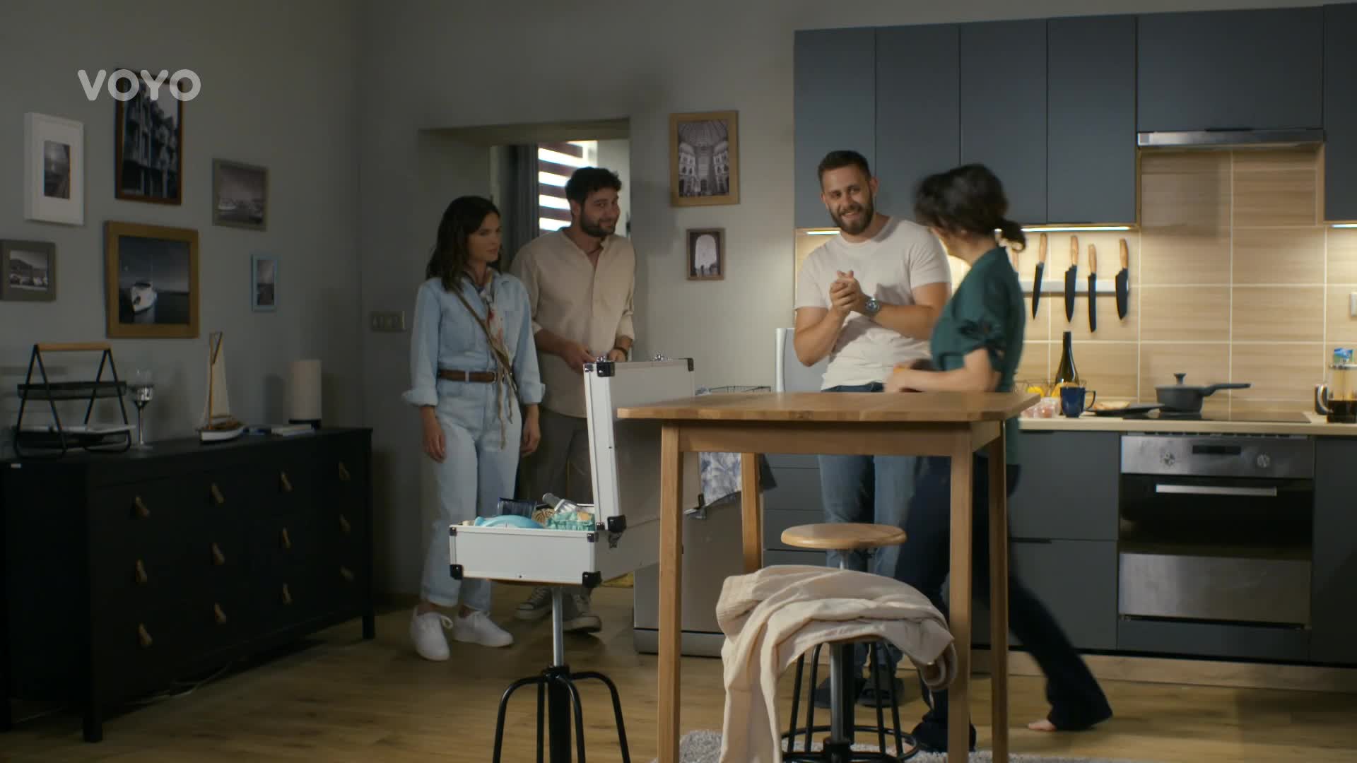 Medard v Jedné rodině flirtuje s uklízečkou. Alice to rázně utne
