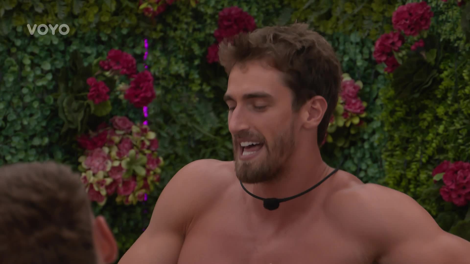 Daniel básní v Love Islandu o Lauře. Pochvaluje si její malé proporce