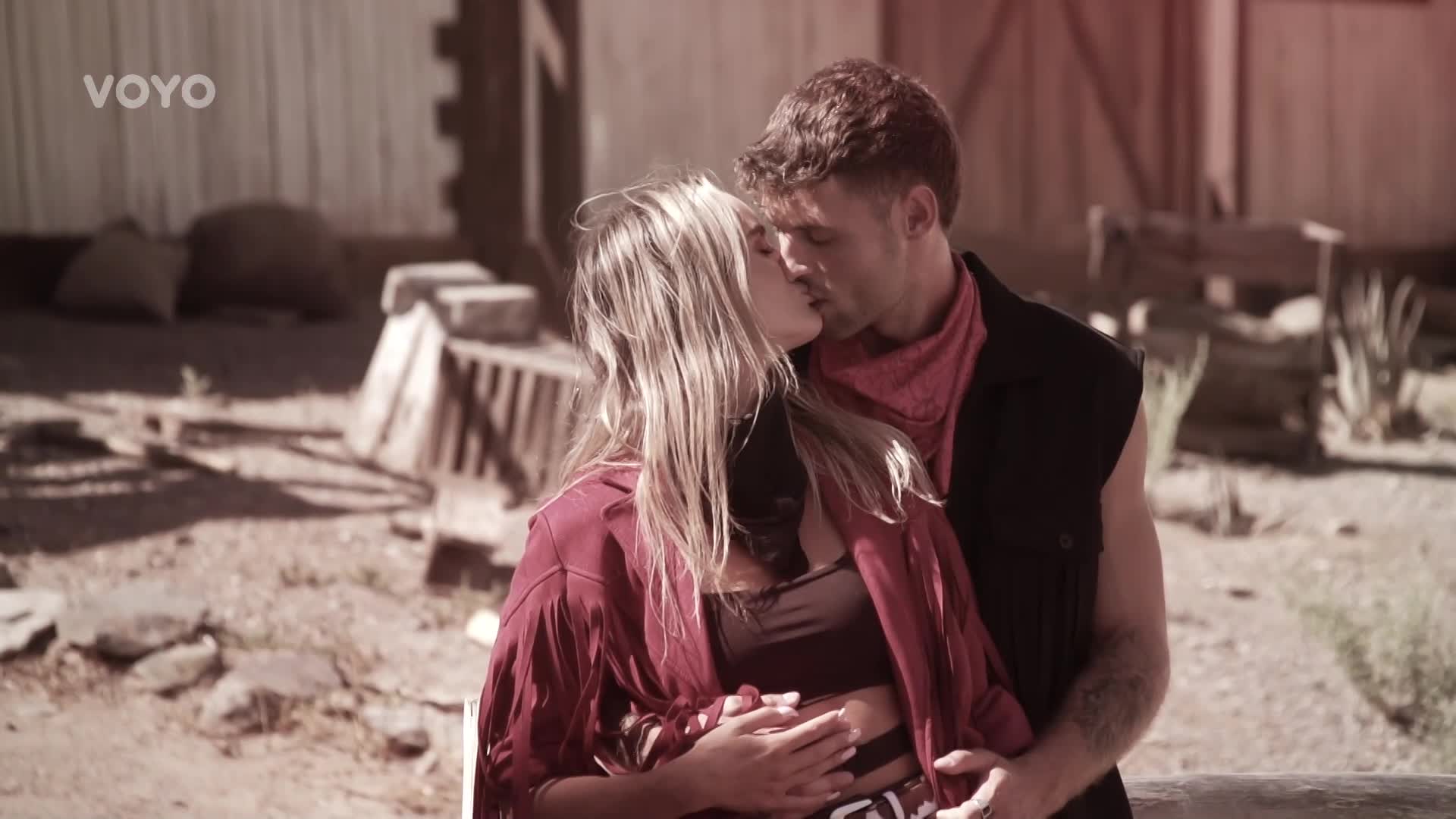 Takhle jste Traba a Kristi v Love Islandu neviděli: V obležení prasátek roztáli