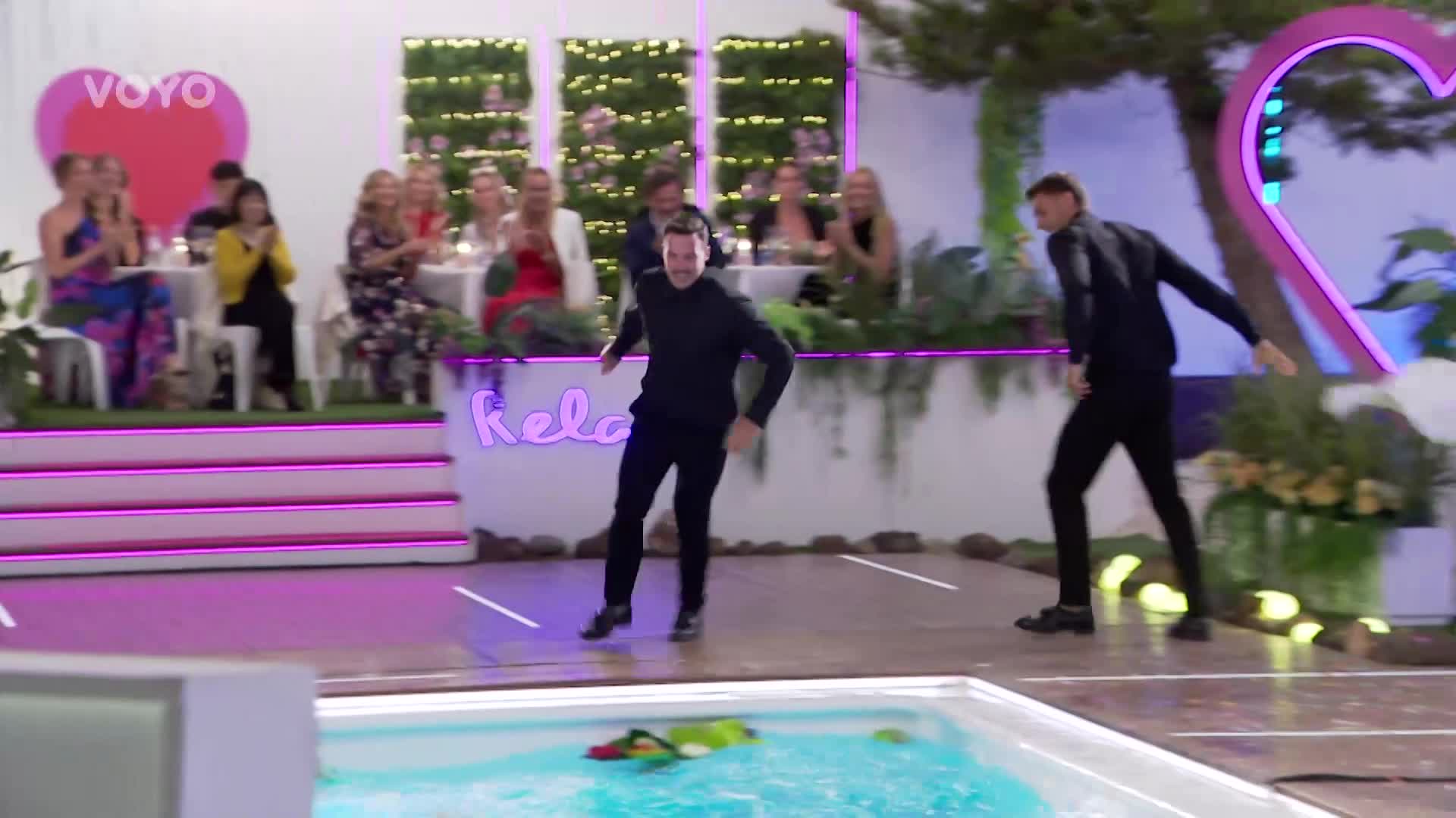 Hromadná koupačka v Love Islandu: Dano skočil do bazénu luxusní salto