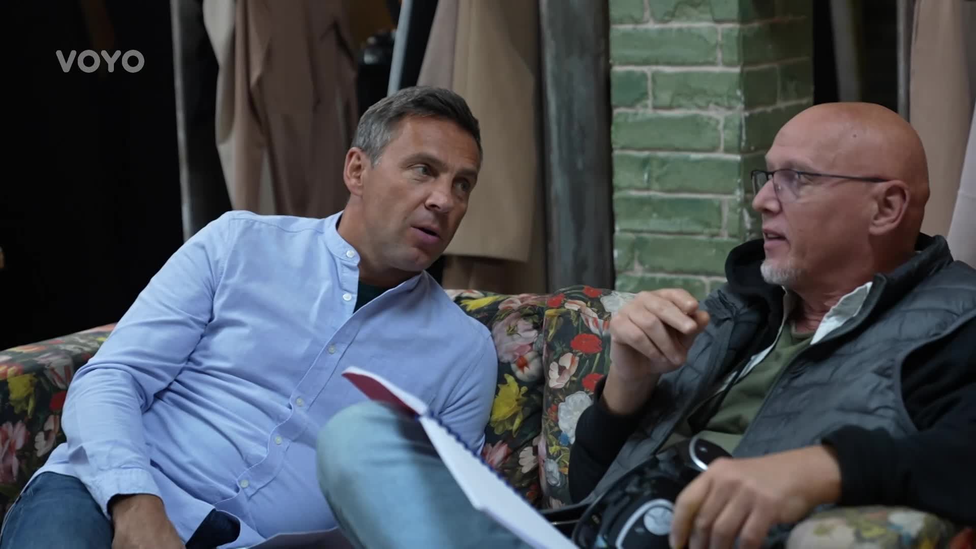 Hynek se nečekaně objeví v Ulici. Musí nutně mluvit s Gábinou