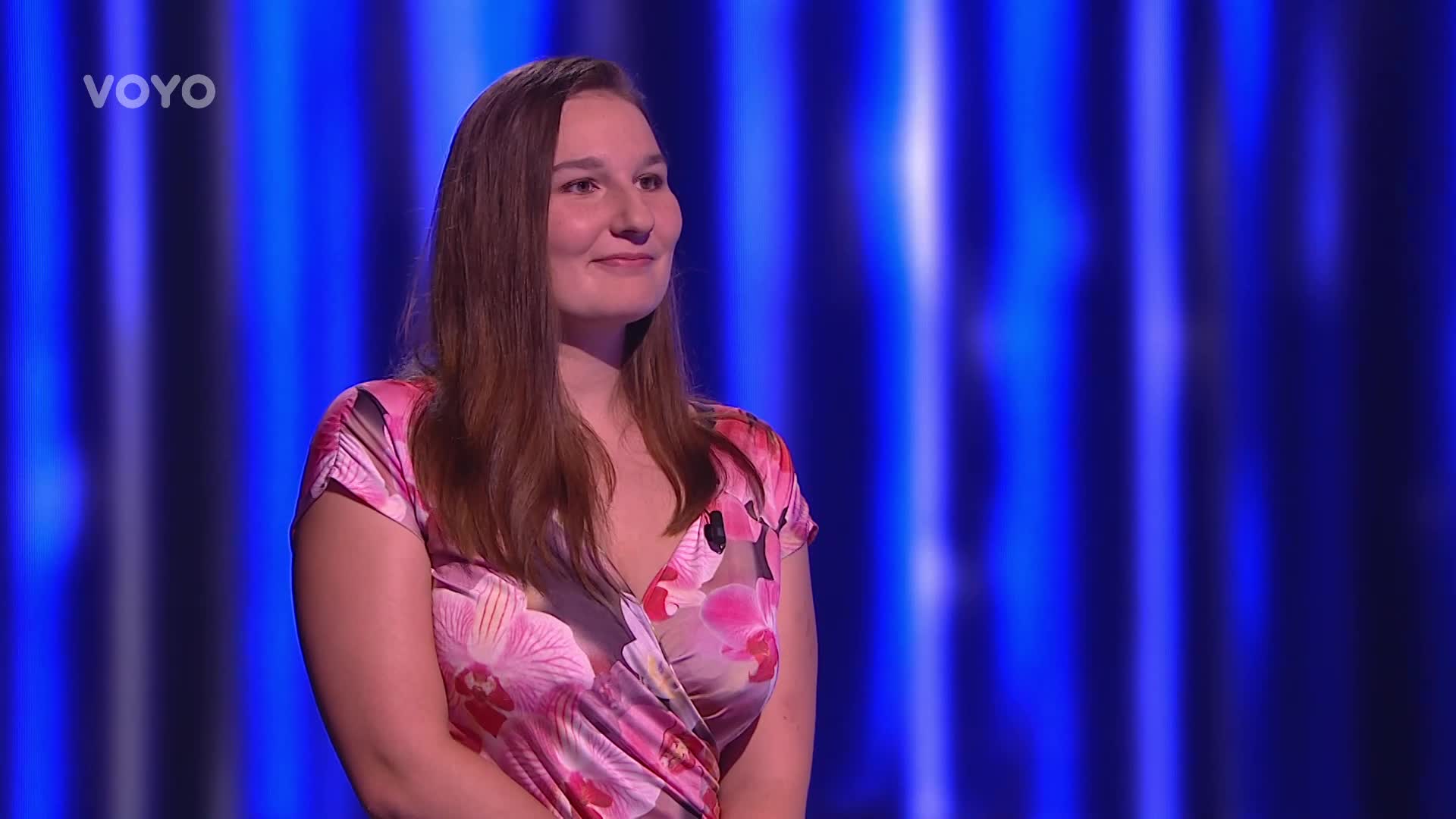 Soutěžící v Na lovu chce obejmout Pana Lišáka. On je plyšáček, směje se Sokol
