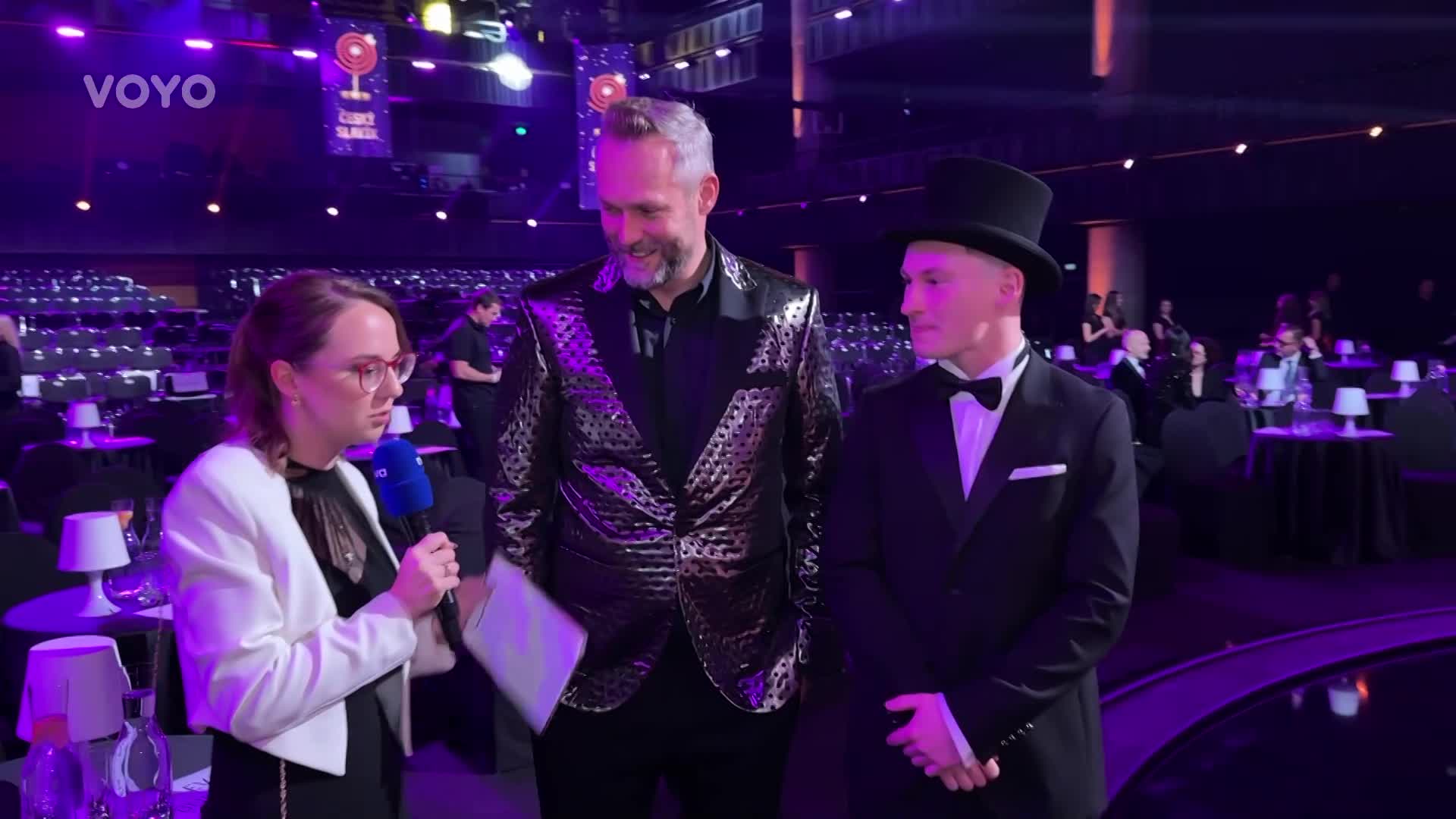 Mikýř poslouchá hudbu Leoše Mareše. Ondřej Novotný se mu vysmál