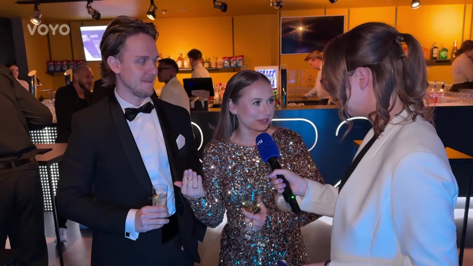 Shopaholic Nicol s partnerem poprvé od porodu na společenské akci. Hlídala babička