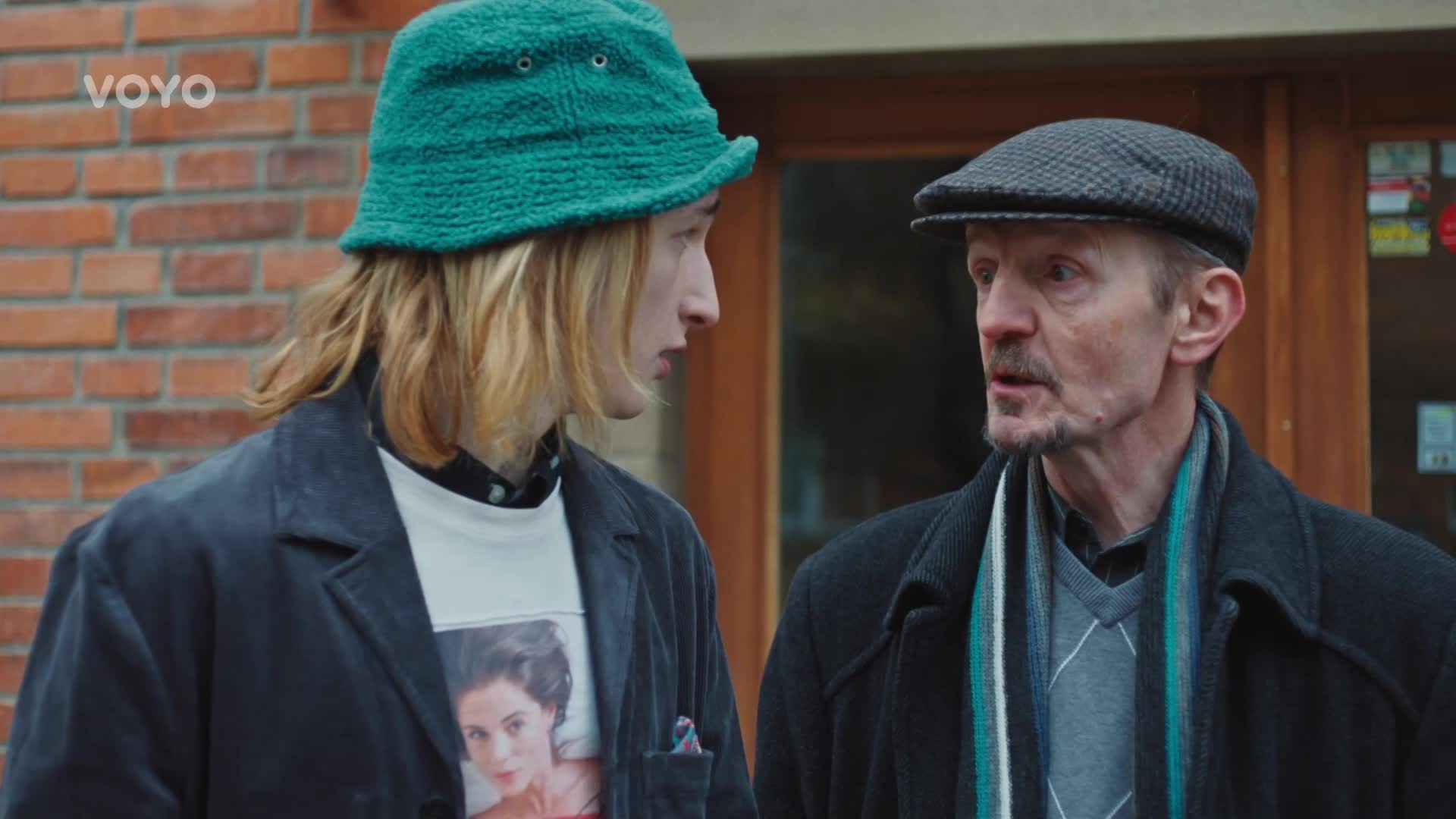 Johnny se v Sex O'Clock setká s Little Caprice. Jeho tatínek mu dělá doprovod
