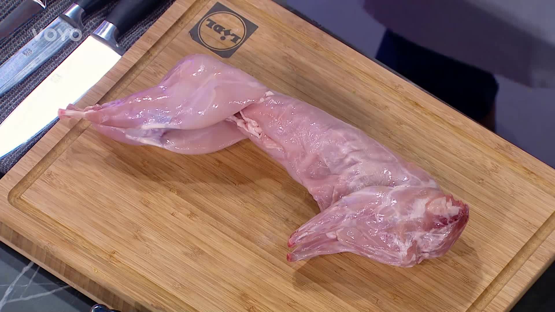 Rey Koranteng kuchá králíka v Ledničko, vyprávěj!: Chtěl bych rukavice a roušku