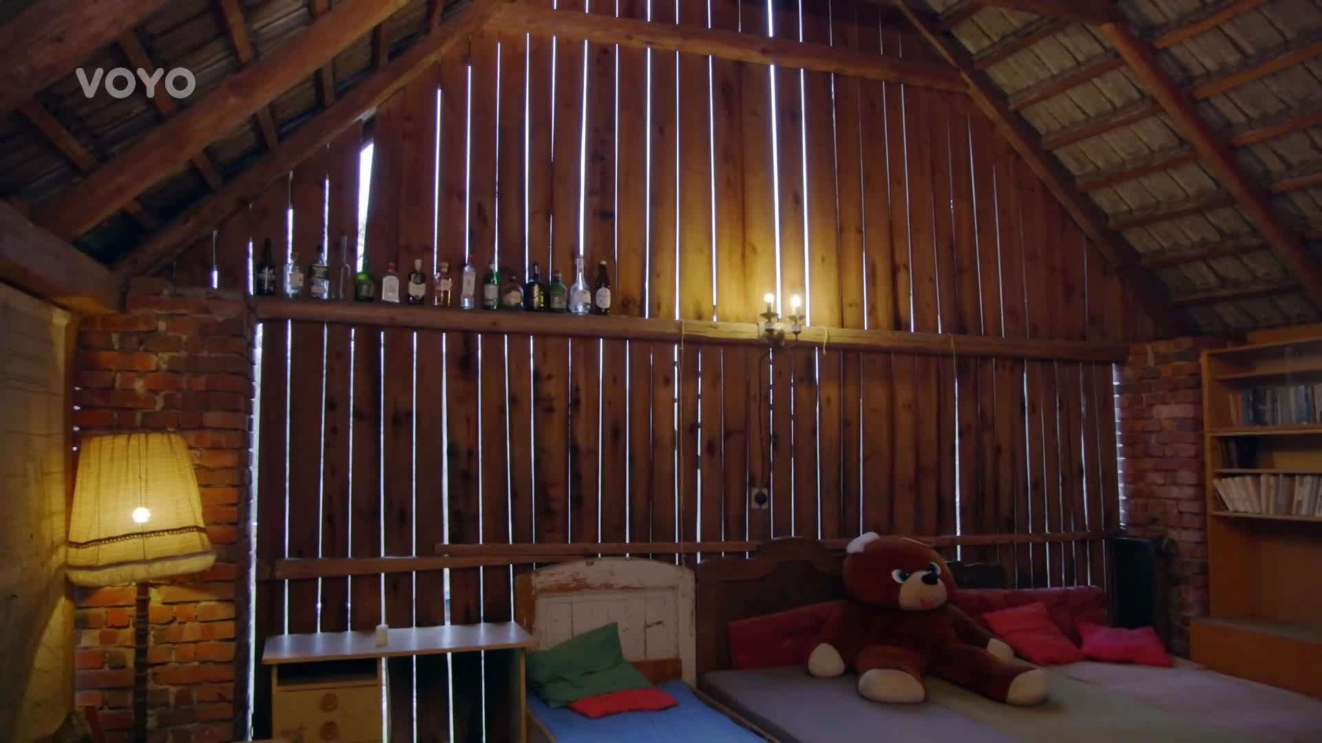 Originální chalupaření Štrébla z Ulice: Zázemí našel u kamarádů na seníku