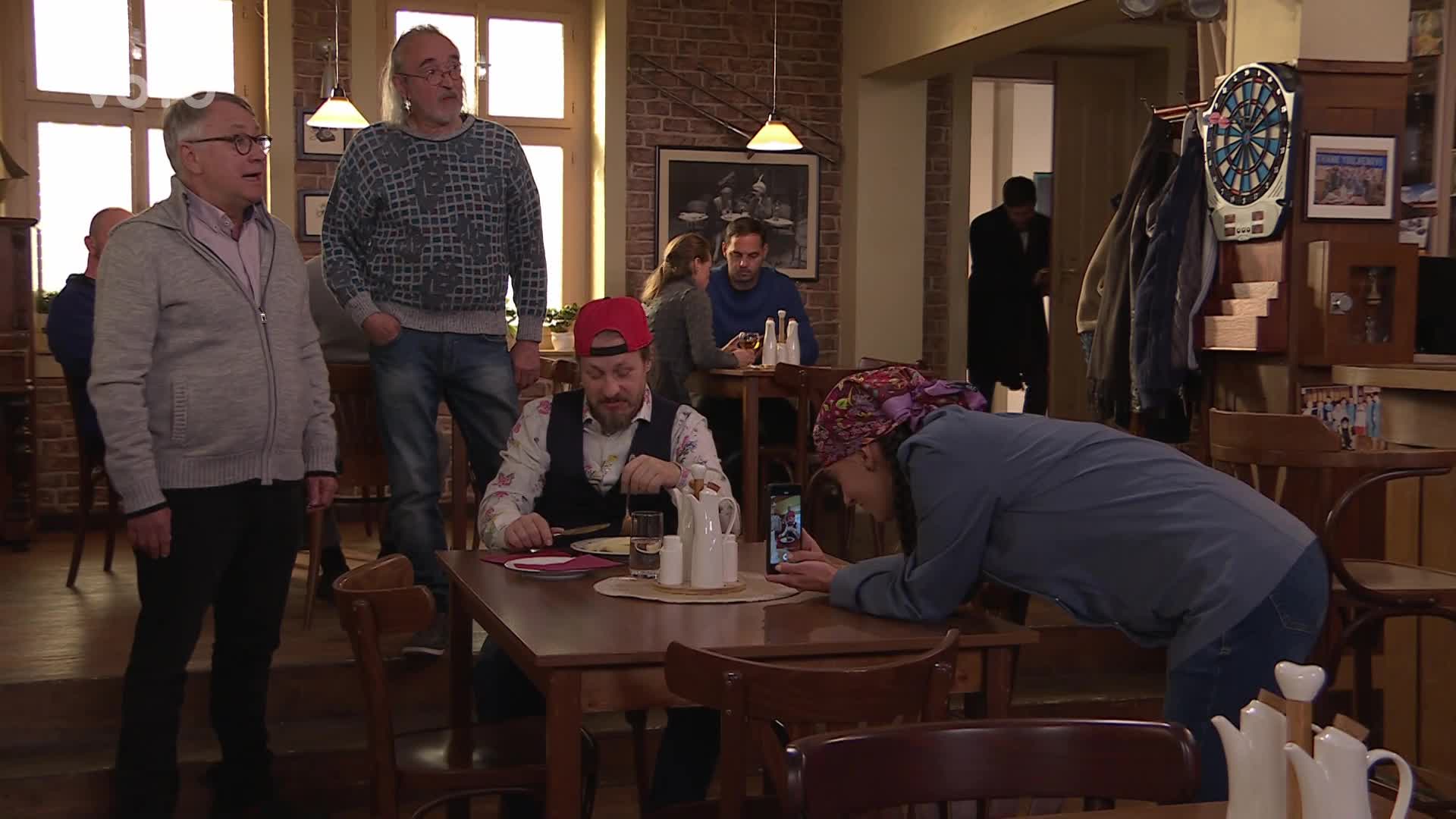Opilý Johan se vřítí do hospody v Ulici. Jirka a štamgasti se na něj vrhnou