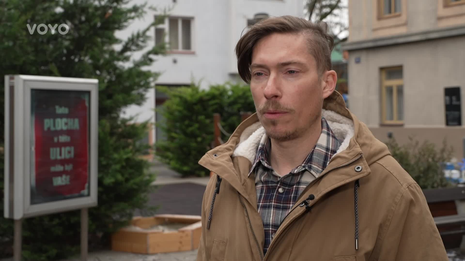 Do Ulice se vrátí abstinující alkoholik Rosťa. Evžen s ním má plán