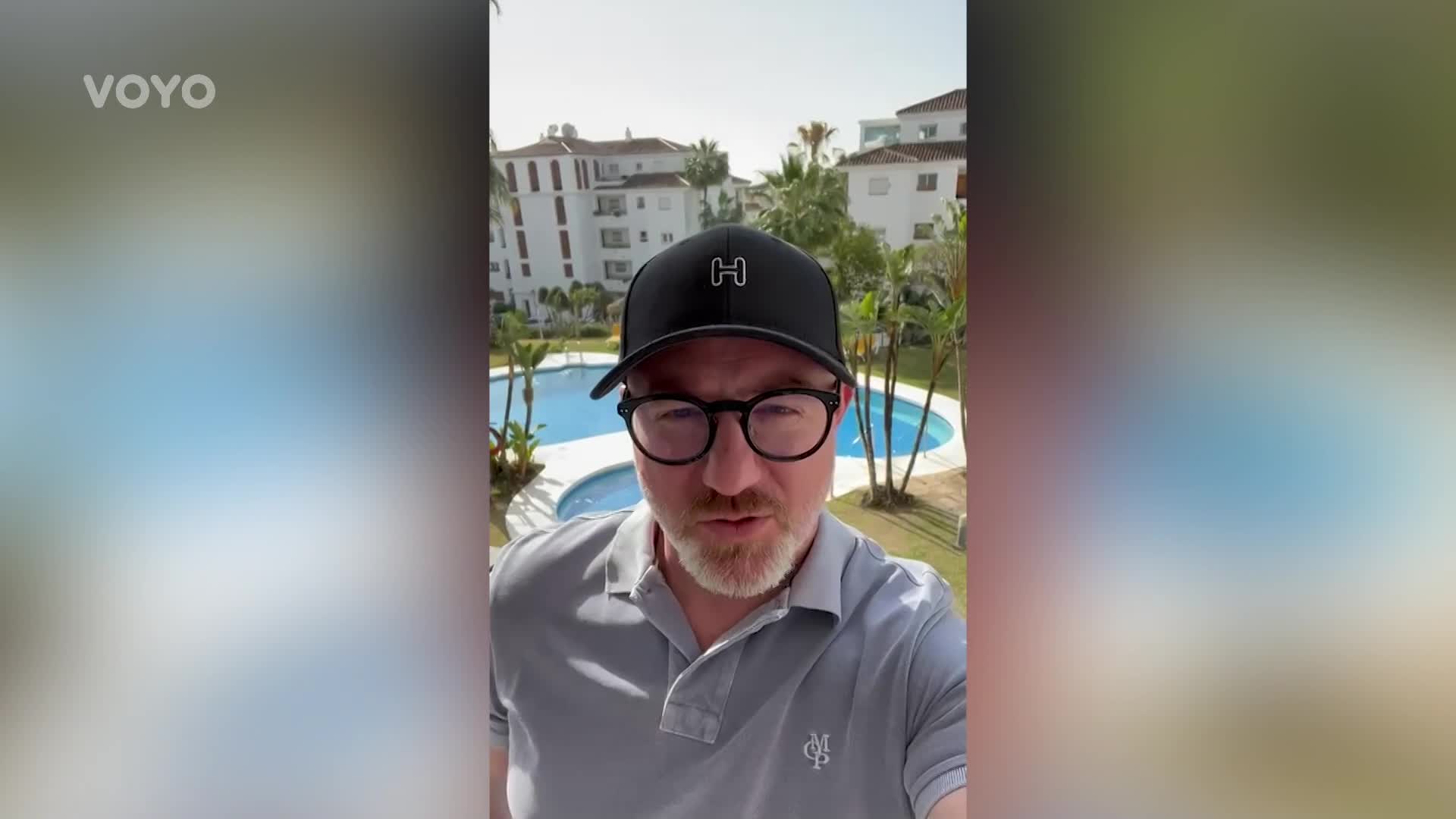 Holík z Ulice se zotavuje po operaci. Posílá pozdrav od moře