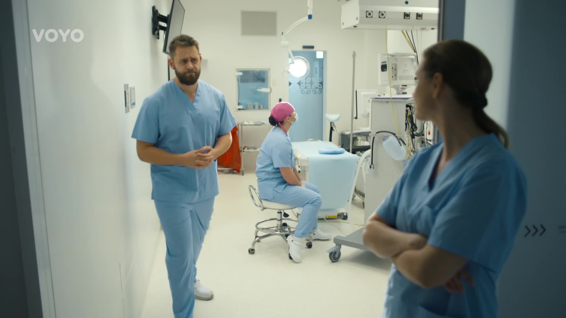 Medard v Jedné rodině propadá panice: Náhradní matka nedorazí na transfer
