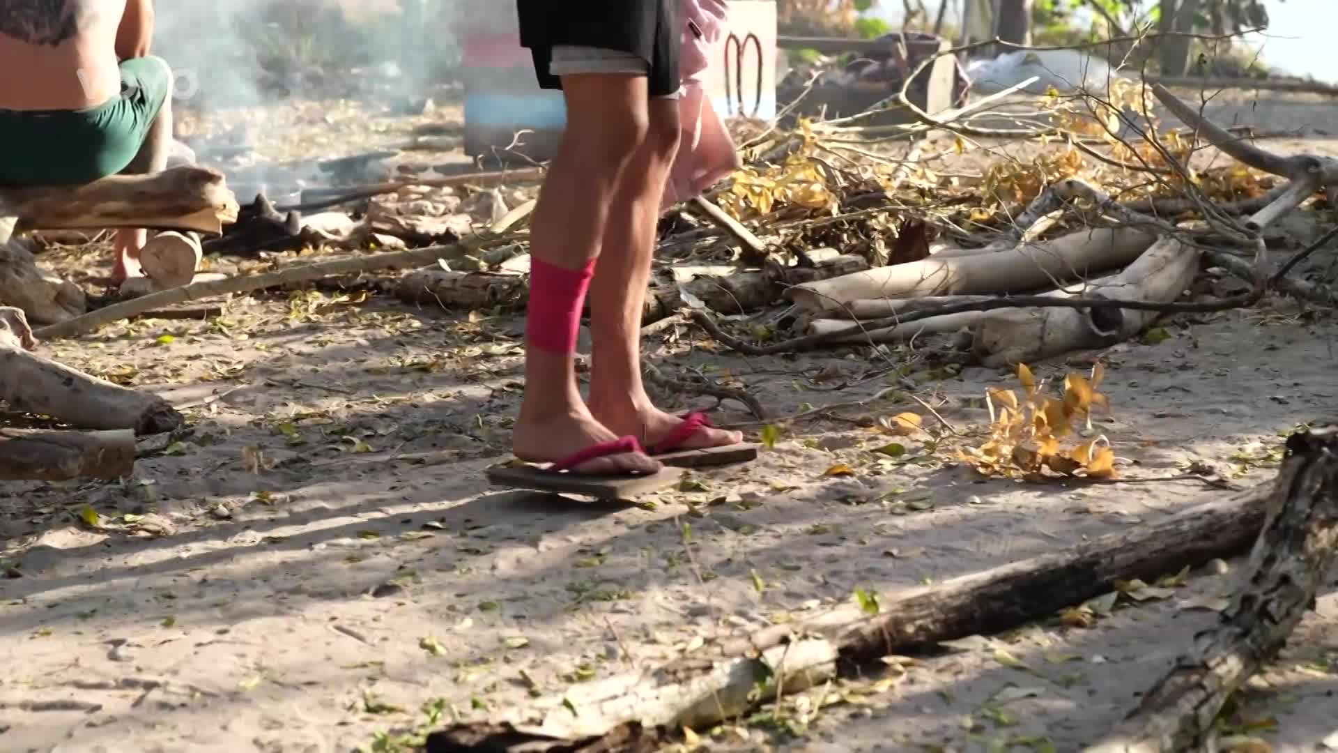Mikýř vyrobil žabky ze dřeva: Bodláky už nejsou problém