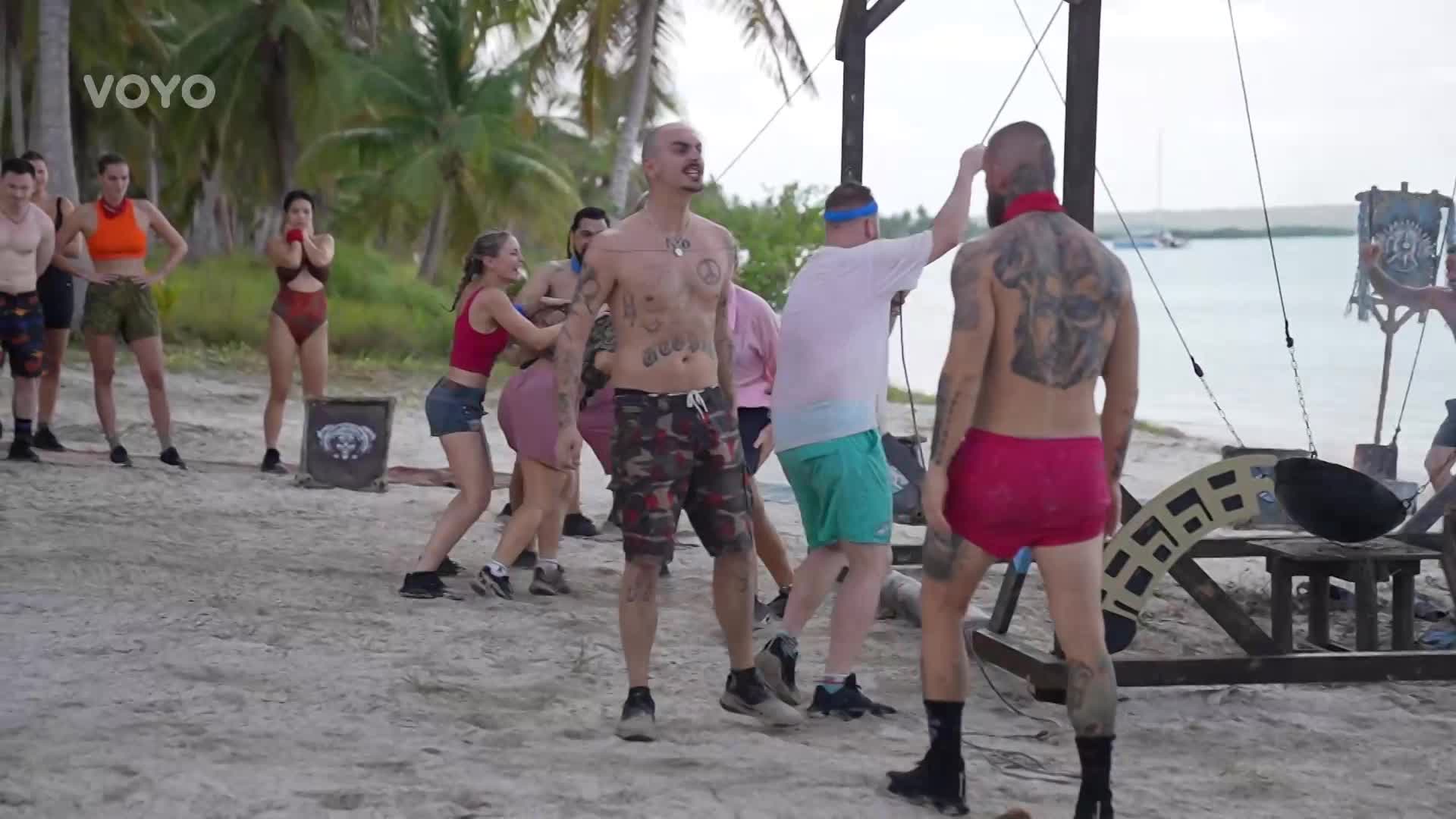 SPOILER: Pirát a jeho první dny v Survivoru. Yenifer cvičila na jeho zádech