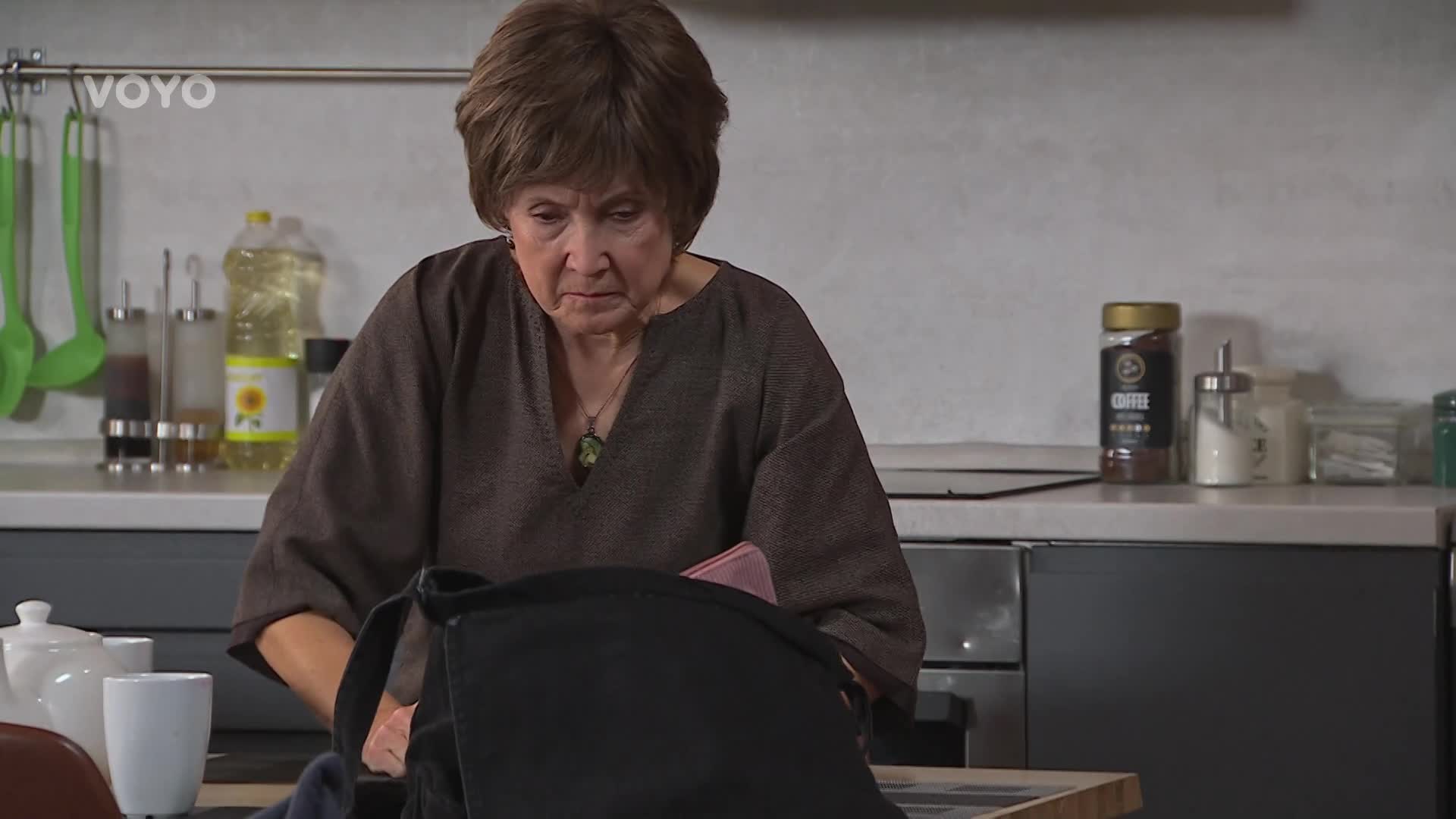 Věrka z Ulice má závažné podezření. Mochové prohledá kabelku