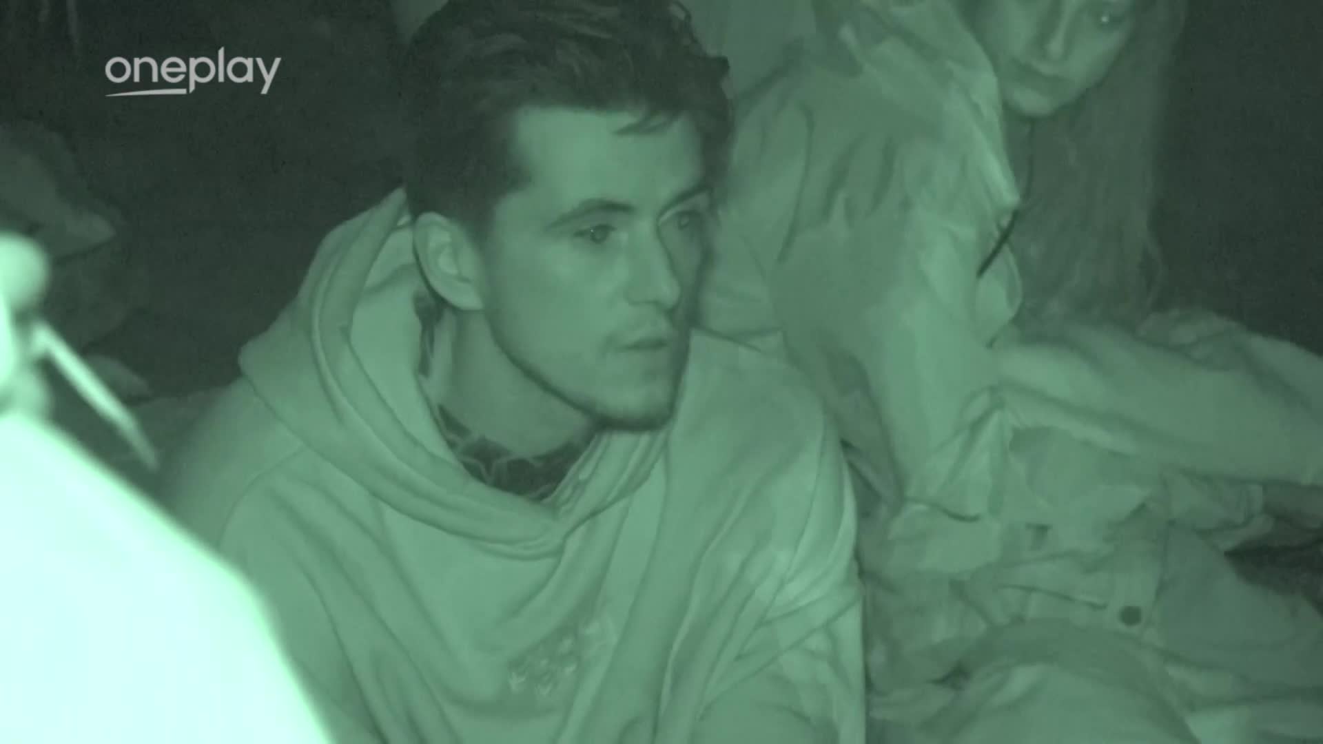 Koťák podezírá Michaela v Survivoru. Myslí si, že je dvojitý agent