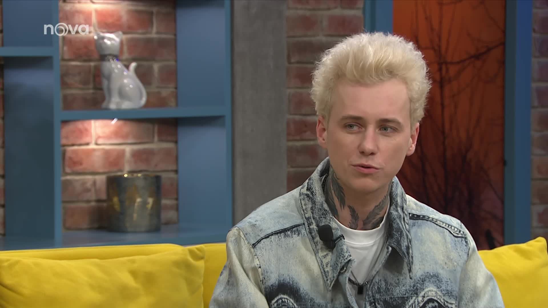 Vojtěch Drahokoupil představil nový klip. Tulí se v něm k herečce z Ulice