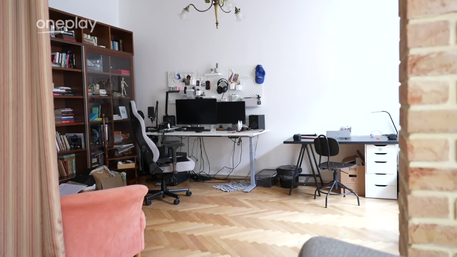 Takhle bydlí Roman ze Survivora: Je nezadaný, ale nežije sám