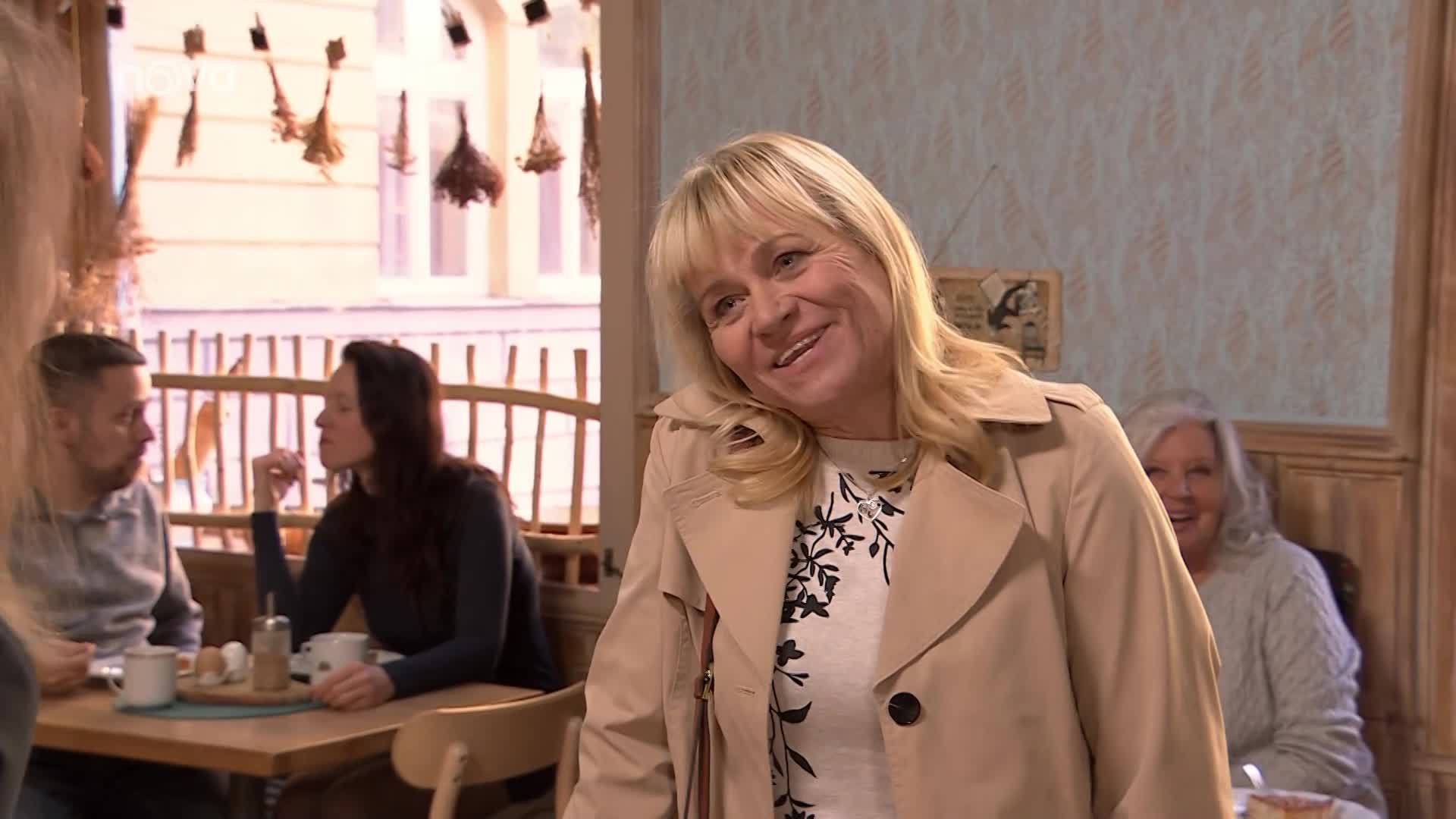 Simona vlítne do bistra v Ulici. Před Kateřinou vlepí Lumírovi hudlana
