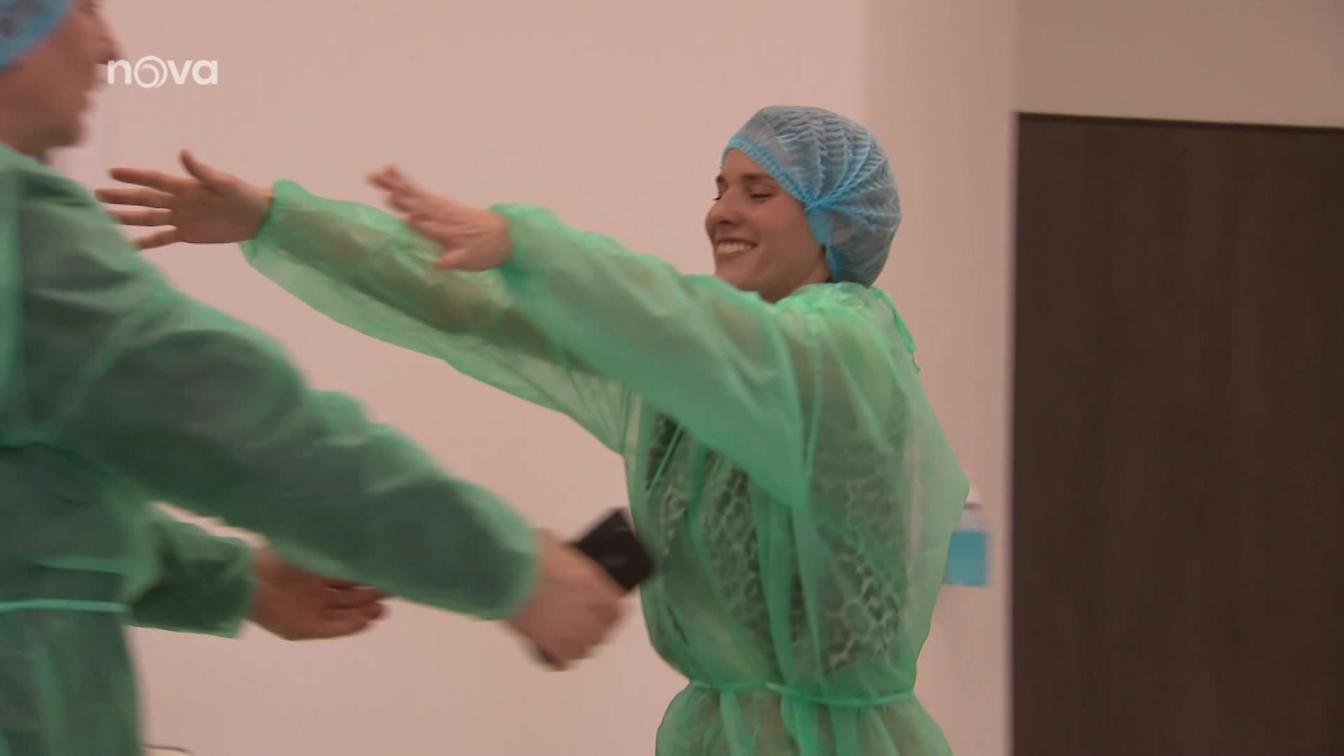 Adriana za Peškem přiletí až z Austrálie. U jeho lůžka se jen stěží ovládá
