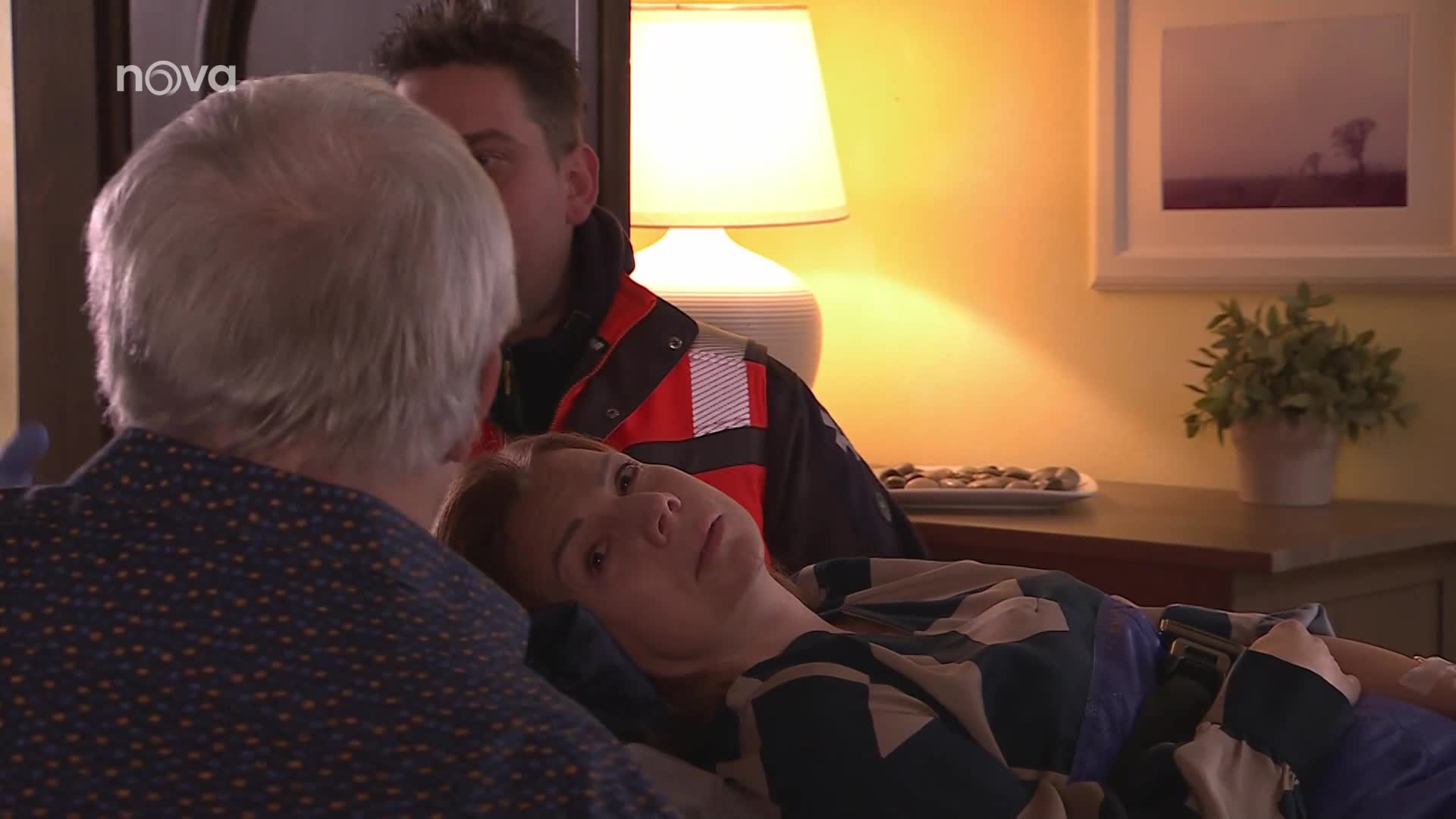 Kateřině z Ulice se přitíží. Lumír jí zavolá záchranku